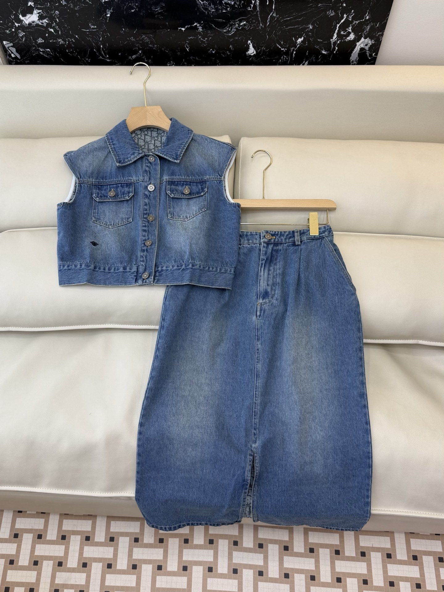 NO:777781,AW044, the highest version on the market, the girl inspects the goods, trims the three marks on the threads, and delivers the goods. You can send pictures and take videos. If you want quality and service, please add me on WeChat. We will not accept urgent orders. New suit factory Dior old flower jacquard lining sleeveless denim vest denim skirt suit light color dark 36/38/40, Dior-clothing, dior, dior, skirts,19860909AW044市面最高版本小妹验货、修剪线头上三标、发货可发图及拍视频,要品质要服务的加我微信,不接急单.新款套装工厂 Dior 老花提花内里 无袖牛仔马甲牛仔半裙 套装 浅色 深色 36/38/40,迪奥-服装,dior,dior,skirts,,Women's clothing