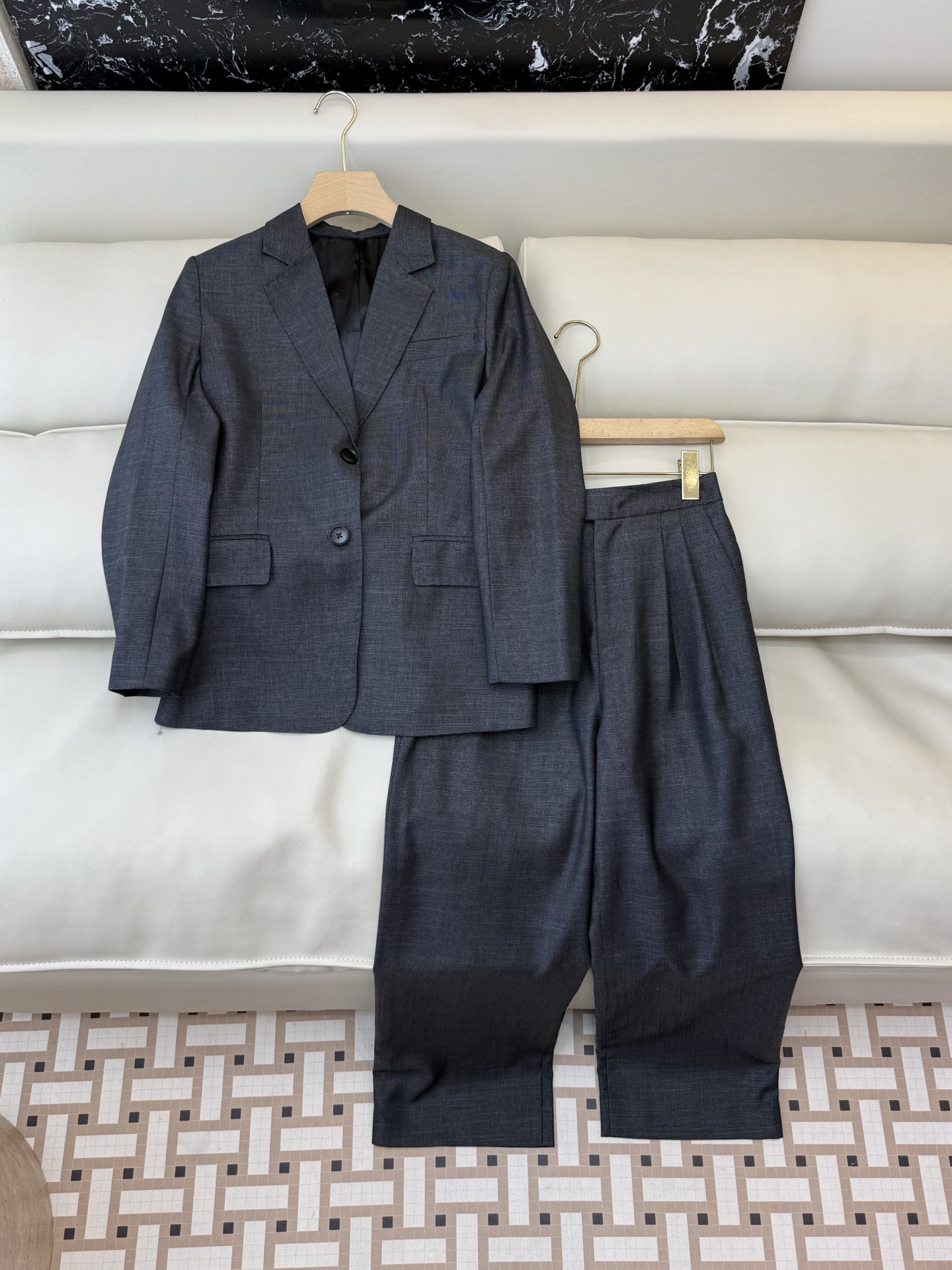 NO:777879,TF0101 is the highest version on the market. The girl inspects the goods, trims the three marks on the threads, and delivers the goods. You can send pictures and take videos. If you want quality and service, add me on WeChat. We will not accept urgent orders. New suit P Max mara 70 wool long-sleeved suit jacket and trousers suit two colors 36/38/40/42, Max Mara-clothing, tom ford, jackets & coats, business suit,19860909TF0101市面最高版本小妹验货、修剪线头上三标、发货可发图及拍视频,要品质要服务的加我微信,不接急单.新款套装P Max mara 70羊毛 长袖西装外套长裤套装 两色36/38/40/42,麦丝玛拉-服装,tom ford,jackets & coats,business suit,,Women's clothing