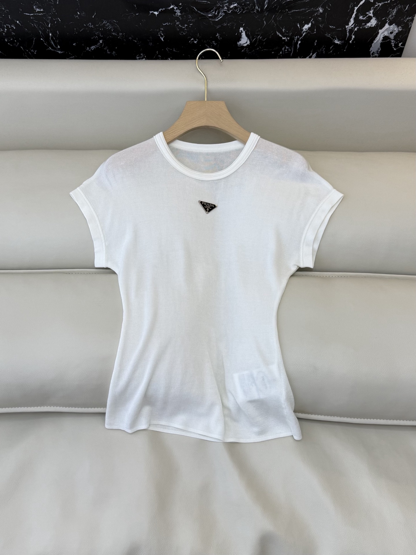 NO:777858,AW048 is the highest version on the market. The girl inspects the goods, trims the three marks on the threads, and delivers the goods. You can send pictures and take videos. If you want quality or service, please add me on WeChat. We will not accept urgent orders. New tops factory PR triangle mark short-sleeved knitted skirt tops three colors SML, Prada-clothing, prada, skirts, T-shirt,19860909AW048市面最高版本小妹验货、修剪线头上三标、发货可发图及拍视频,要品质要服务的加我微信,不接急单.新款上衣工厂 PR 三角标 短袖针织裙上衣 三色 SML,普拉达-服装,prada,skirts,T-shirt,,Women's clothing