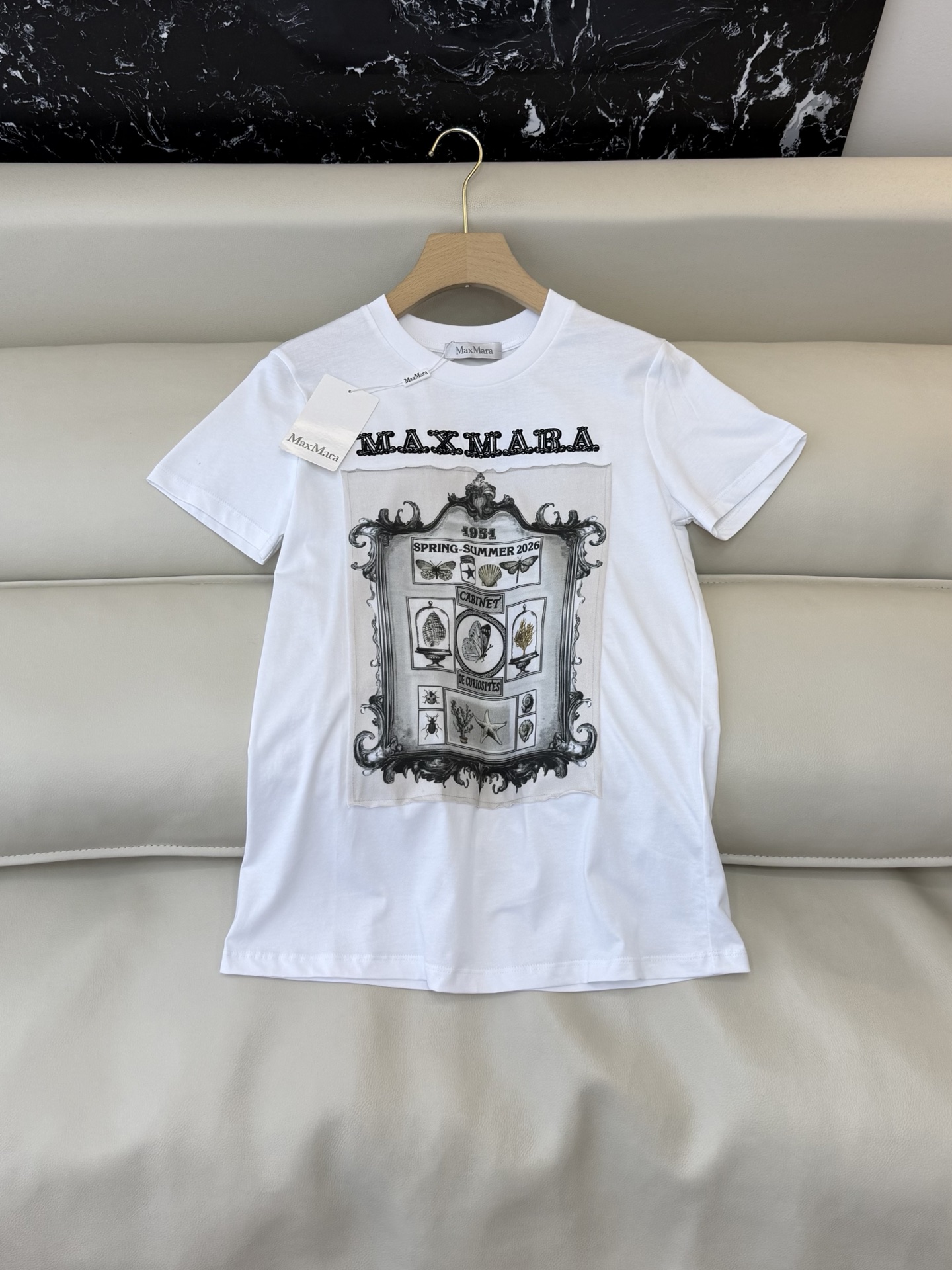 NO:777785,QG0187 The highest version on the market. The girl inspects the goods, trims the three marks on the thread, and delivers the goods. You can send pictures and take videos. If you want quality and service, please add me on WeChat. We will not accept urgent orders. New T-shirt MAX top version hand-painted printing short-sleeved T-shirt SML, Maxmara-clothing, T-shirt, tees, t-shirt,19860909QG0187市面最高版本小妹验货、修剪线头上三标、发货可发图及拍视频,要品质要服务的加我微信,不接急单.新款T恤 MAx 顶级版 手绘印花 短袖T恤 SML,麦丝玛拉-服装,T-shirt,tees，t-shirt,,Women's clothing