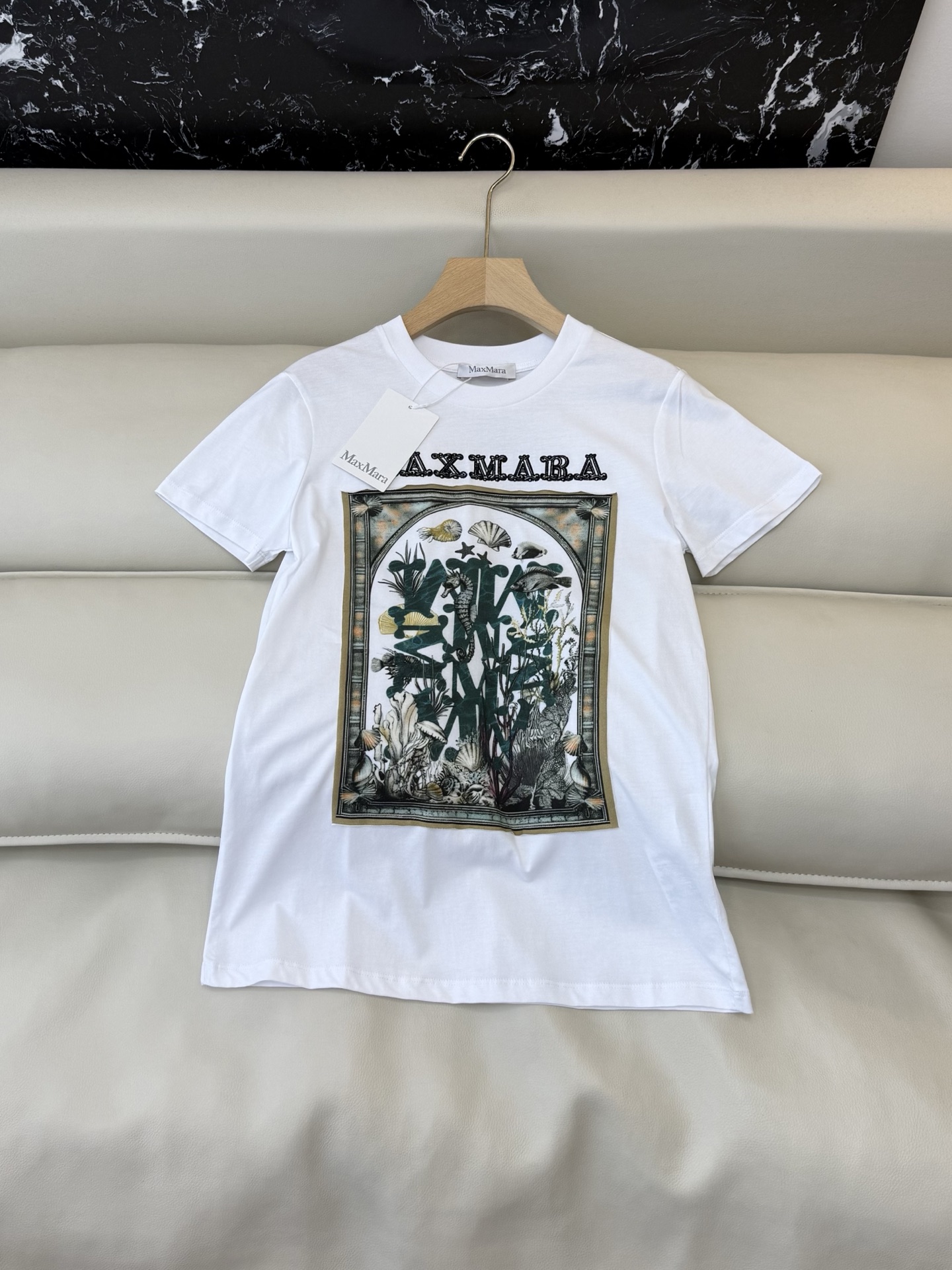 NO:777797,QG0189 The highest version on the market. The girl inspects the goods, trims the three marks on the thread, and delivers the goods. You can send pictures and take videos. If you want quality and service, please add me on WeChat. We will not accept urgent orders. New T-shirt MAX top version hand-painted printing short-sleeved T-shirt SML, Maxmara-clothing, T-shirt, tees, t-shirt,19860909QG0189市面最高版本小妹验货、修剪线头上三标、发货可发图及拍视频,要品质要服务的加我微信,不接急单.新款T恤 MAx 顶级版 手绘印花 短袖T恤 SML,麦丝玛拉-服装,T-shirt,tees，t-shirt,,Women's clothing