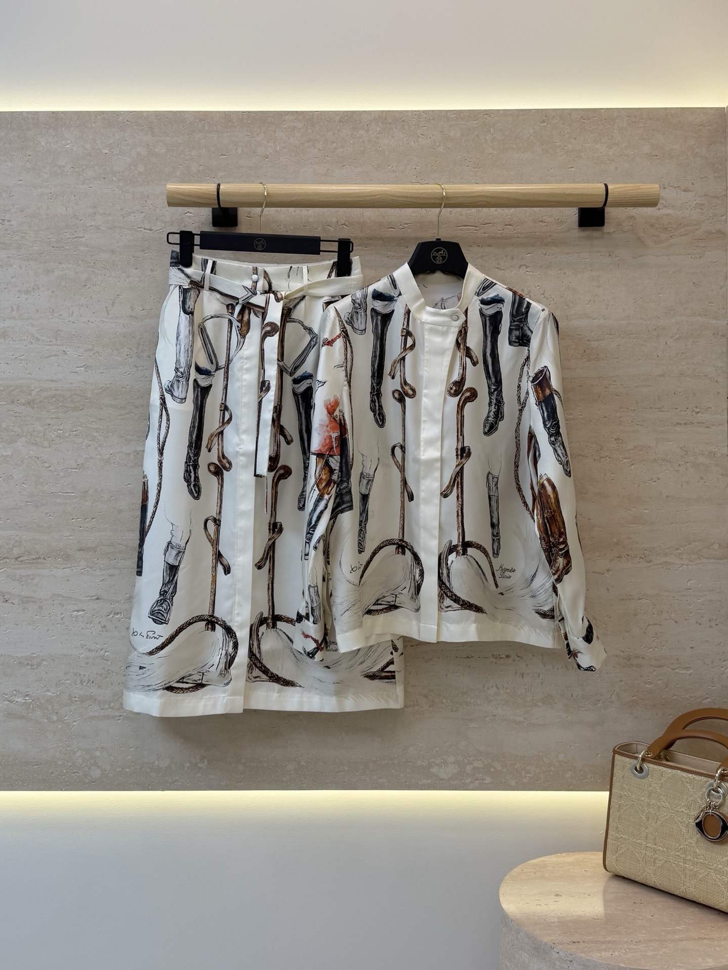 NO:932083,H326037# New suit tops and skirts H home positioning printing silk long-sleeved shirts and silk skirt suits two colors S-X L detachable, Hermès-clothing, hermes, skirts, shirts, real silk,19860909H326037#新款套装上衣 半裙 H家 定位印花 真丝长袖衬衫真丝半裙套装 两色 S-X L 可拆分,爱马仕-服装,hermes,skirts,shirts,real silk,,Women's clothing