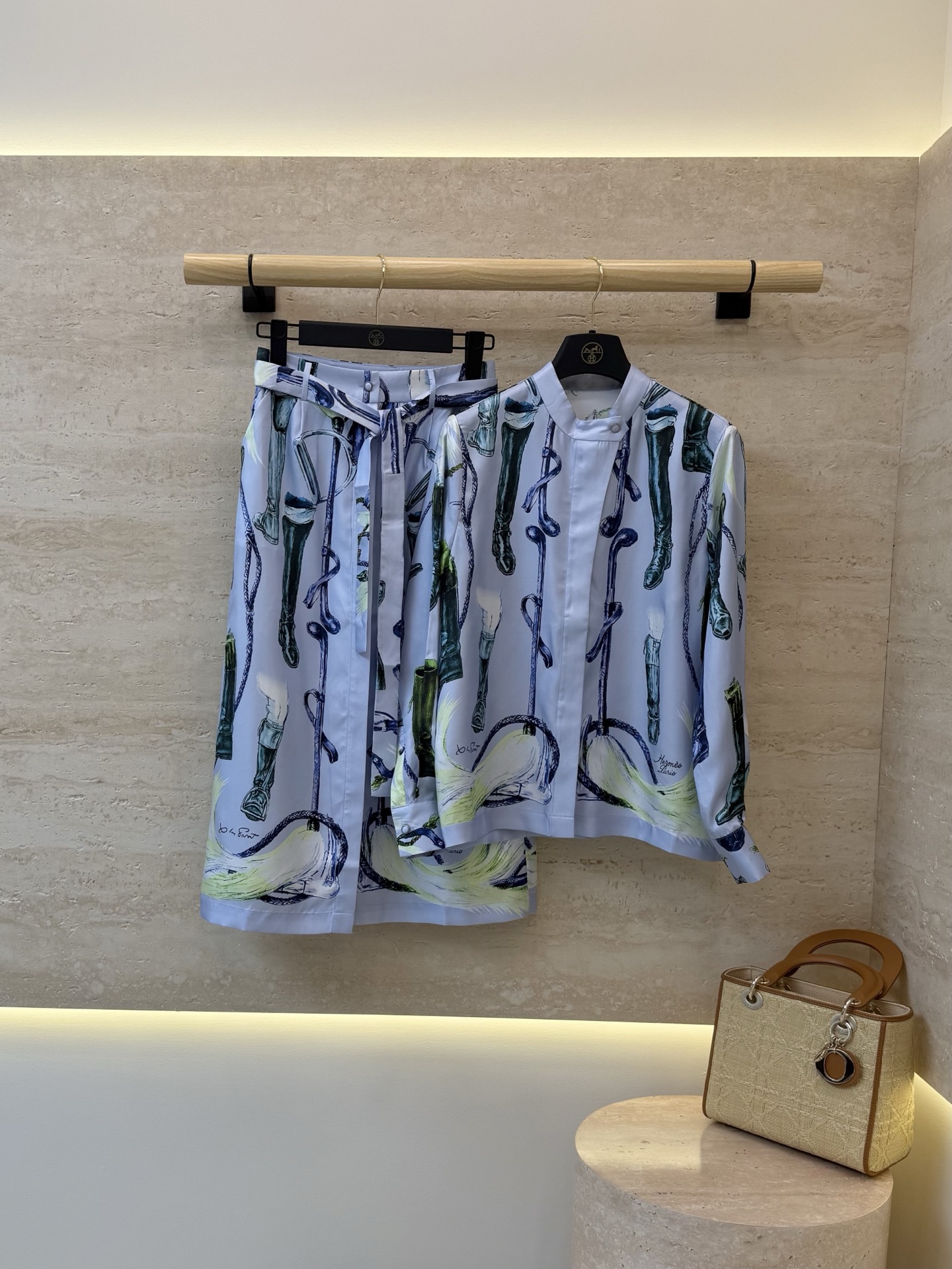 NO:932099,H326037# New suit tops and skirts H home positioning printing silk long-sleeved shirts and silk skirt suits two colors S-X L detachable, Hermès-clothing, hermes, skirts, shirts, real silk,19860909H326037#新款套装上衣 半裙 H家 定位印花 真丝长袖衬衫真丝半裙套装 两色 S-X L 可拆分,爱马仕-服装,hermes,skirts,shirts,real silk,,Women's clothing