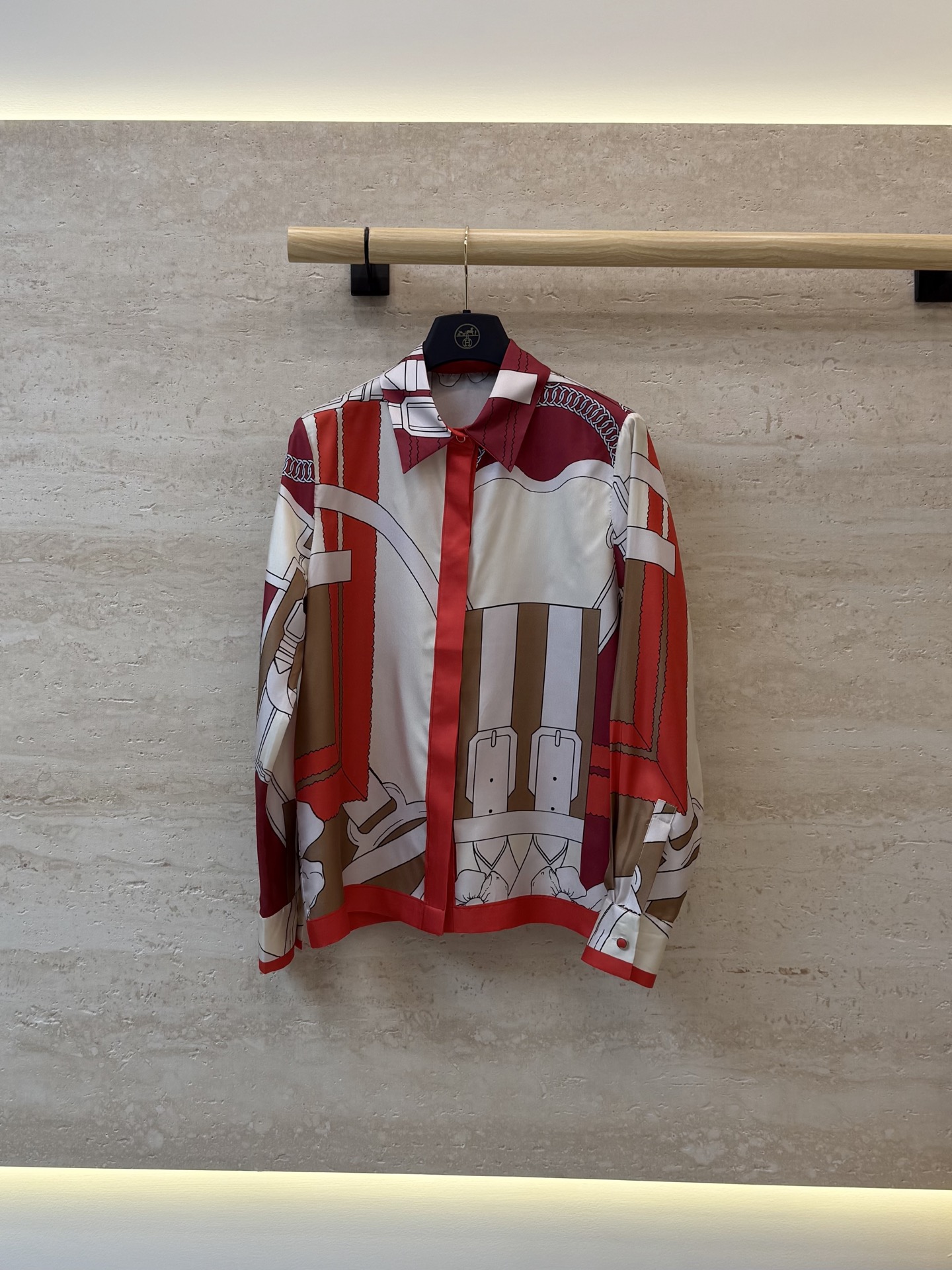 NO:932079,H326039#New Shirt H Home Hermes Positioning Print Silk Print Long Sleeve Shirt Red SMLXL,,hermes,shirts,real silk,19860909H326039#新款衬衫 H家 爱马仕 定位印花 真丝印花 长袖衬衫 红色 SMLXL,,hermes,shirts,real silk,,Women's clothing