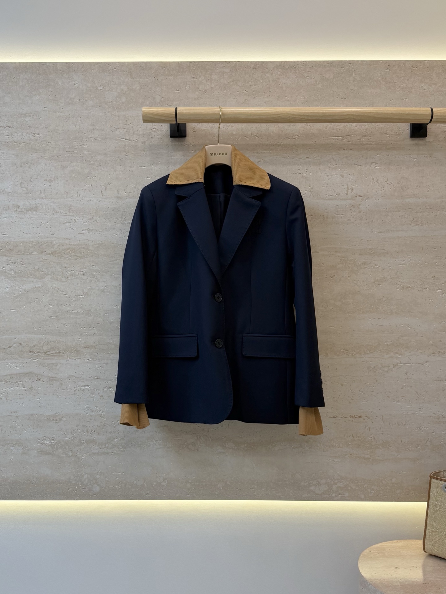 NO:933241,XZ0185# new suit jacket miujia 40 wool suit jacket two colors SMLXL,,miumiu,jackets & coats,business suit,19860909XZ0185#新款西装外套 miu家 40羊毛 西装外套 两色 SMLXL,,miumiu,jackets & coats,business suit,,Women's clothing