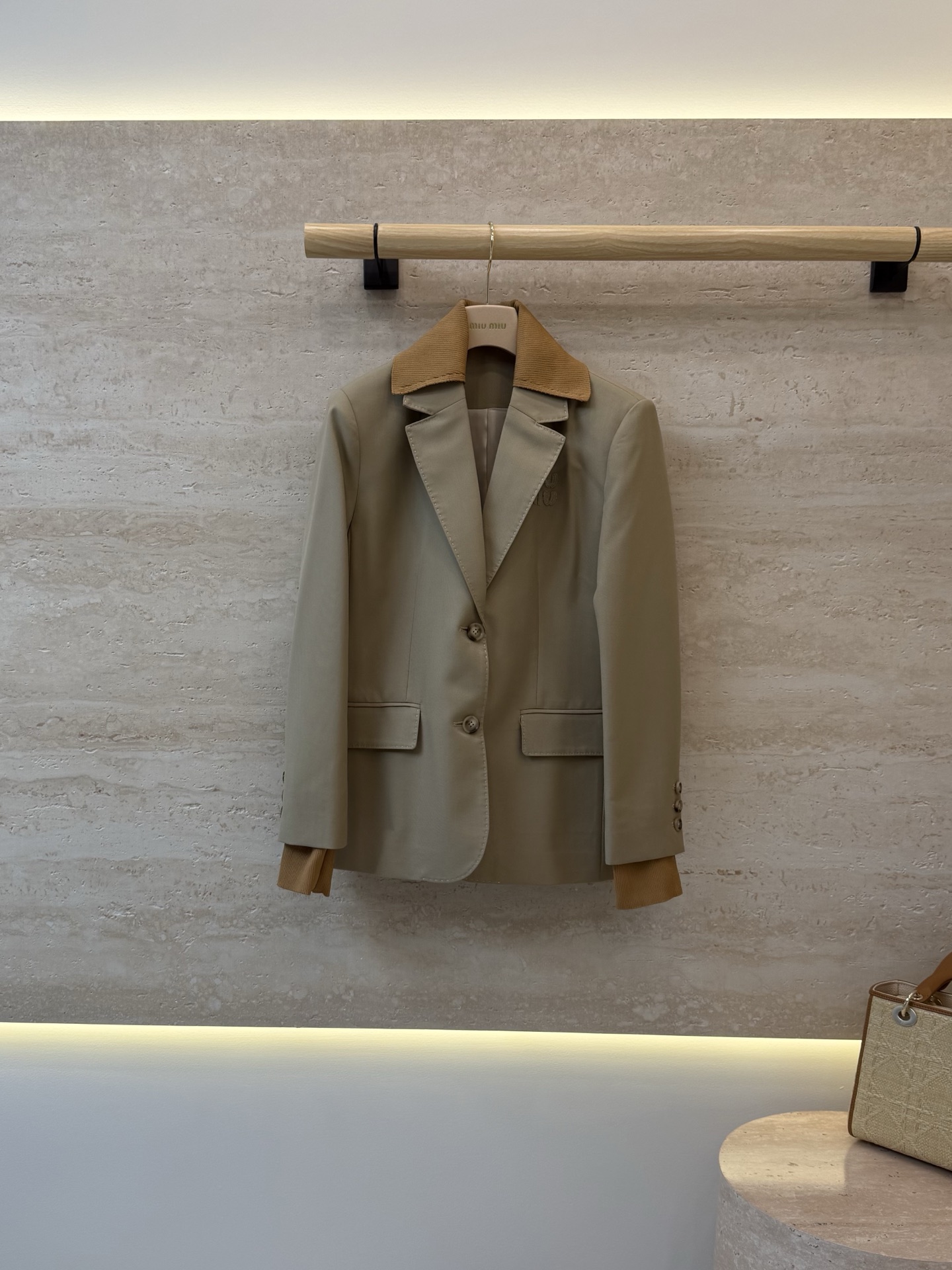 NO:932574,XZ0185#New blazer miujia 40 wool blazer two colors SMLXL,miumiu-clothing,miumiu,jackets & coats,business suit,19860909XZ0185#新款西装外套 miu家 40羊毛 西装外套 两色 SMLXL,缪缪-服装,miumiu,jackets & coats,business suit,,Women's clothing