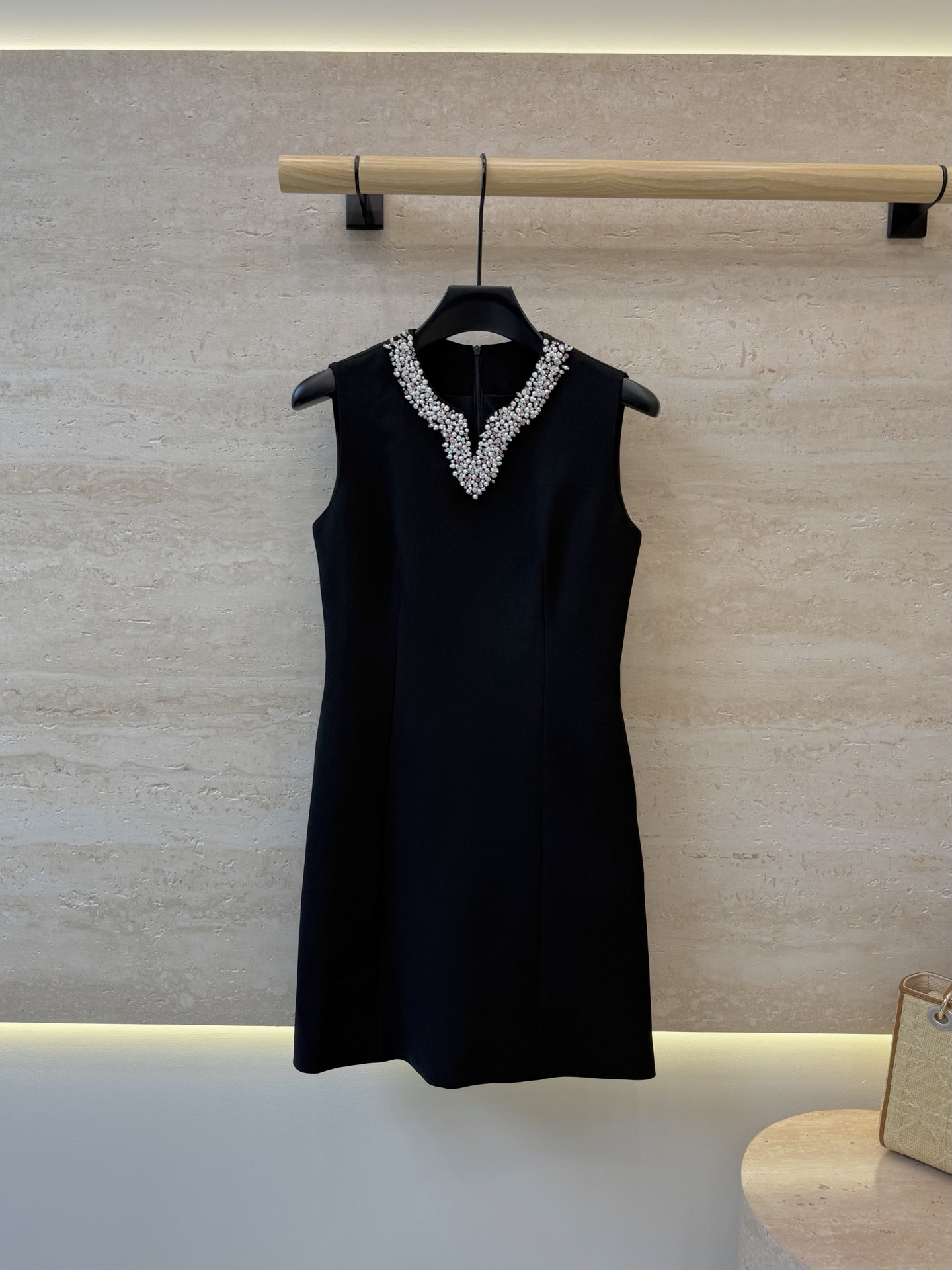 NO:933235,XZ0192#New dress Valentino hand-beaded short-sleeved slim dress black white SMLXL,,valentino,skirts,T-shirt,19860909XZ0192#新款连衣裙 Valentino 手工钉珠 短袖修身连衣裙 黑色 白色 SMLXL,,valentino,skirts,T-shirt,,Women's clothing