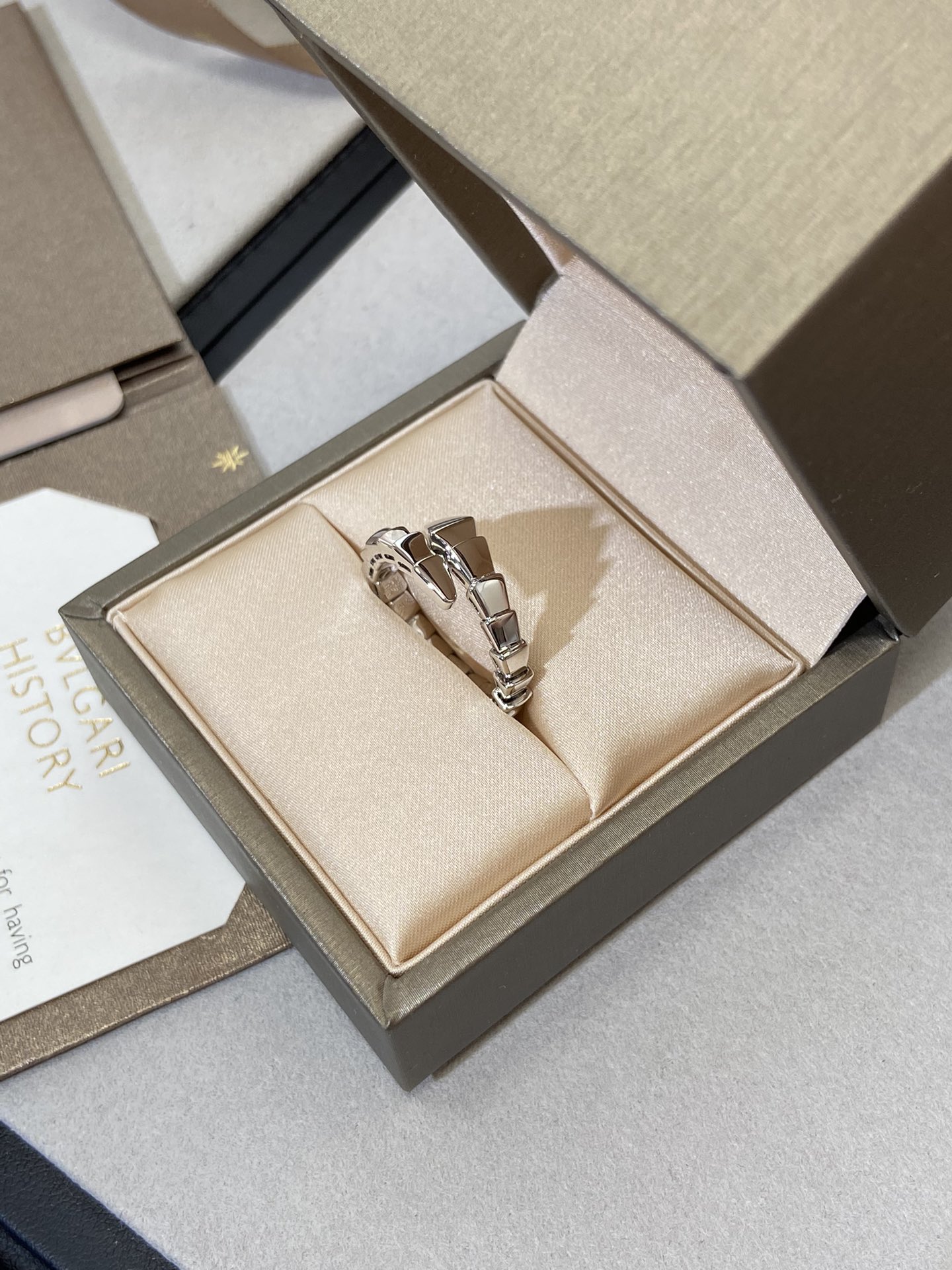 NO:631529,Bvlgari Spirit 2 Series single-circle snake bracelet without diamonds, low-key, luxurious and beautiful at a beautiful price. Please take it with you. One each in platinum and rose gold. 88200,,bvlgari,bracelet,Cardia high-end jewelry19860909宝格丽灵2系列 单圈不带钻的灵蛇手镯低调奢华价格美丽 请带走它白金玫瑰金各一支 88200,,bvlgari,bracelet,卡迪亚高端饰品,Jewelry