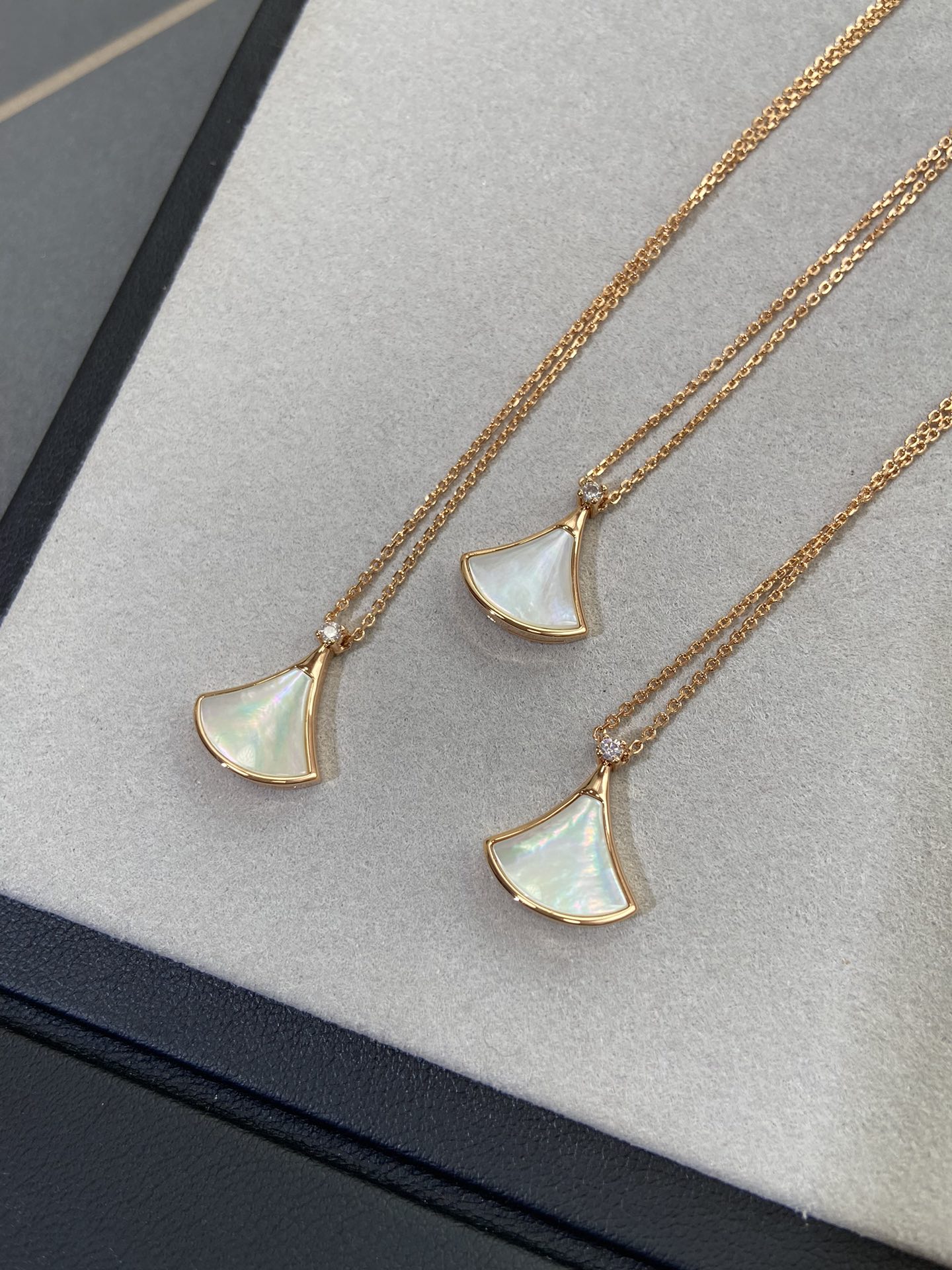 NO:633365,New skirt necklace, not much in stock, originally customized, made of V-gold with natural chalcedony deep-sea butterfly shell!  Definitely the best quality in your circle of friends!  !  The mother-of-pearl is extremely beautiful and fits the metal part perfectly at every angle. It is very shiny. Our rose gold is also very close to zg color. It is an original chain buckle. You will feel so good when you receive it!  After polishing, the chain has a super soft texture similar to real gold. New small fan necklace white red, 88220, skirts, necklace, Cartier high-end jewelry19860909新款裙子项链 现货不多,原*定制,通体V金材质配天然玉髓深海蝶贝！绝对是你朋友圈最佳品质！！贝母美到极致每个角度都完美贴合金属部分,很有光泽感,我们的玫瑰金也很接近zg色,原版链扣,收到你就会觉得有多赞！链子抛光后超柔和质感类似真金 新款小扇子项链 白色 红色,88220,,skirts,necklace,卡迪亚高端饰品,Jewelry