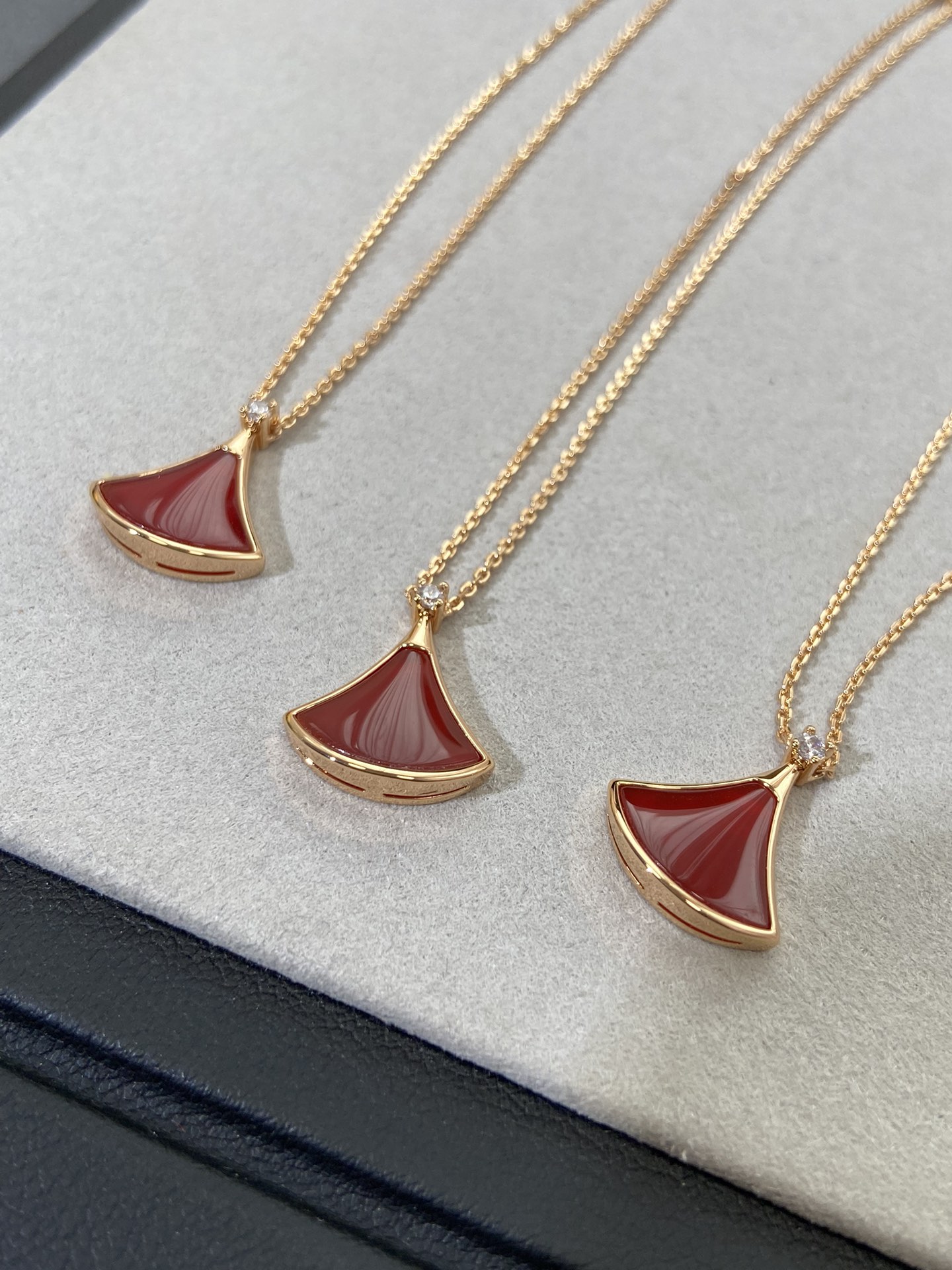 NO:633368,New skirt necklace, not much in stock, originally customized, made of V-gold with natural chalcedony deep-sea butterfly shell!  Definitely the best quality in your circle of friends!  !  The mother-of-pearl is extremely beautiful and fits the metal part perfectly at every angle. It is very shiny. Our rose gold is also very close to zg color. It is an original chain buckle. You will feel so good when you receive it!  After polishing, the chain is super soft and has a texture similar to real gold. New small fan necklace white red 88220, skirts, necklace, Cartier high-end jewelry19860909新款裙子项链 现货不多,原*定制,通体V金材质配天然玉髓深海蝶贝！绝对是你朋友圈最佳品质！！贝母美到极致每个角度都完美贴合金属部分,很有光泽感,我们的玫瑰金也很接近zg色,原版链扣,收到你就会觉得有多赞！链子抛光后超柔和质感类似真金 新款小扇子项链 白色 红色88220,,skirts,necklace,卡迪亚高端饰品,Jewelry