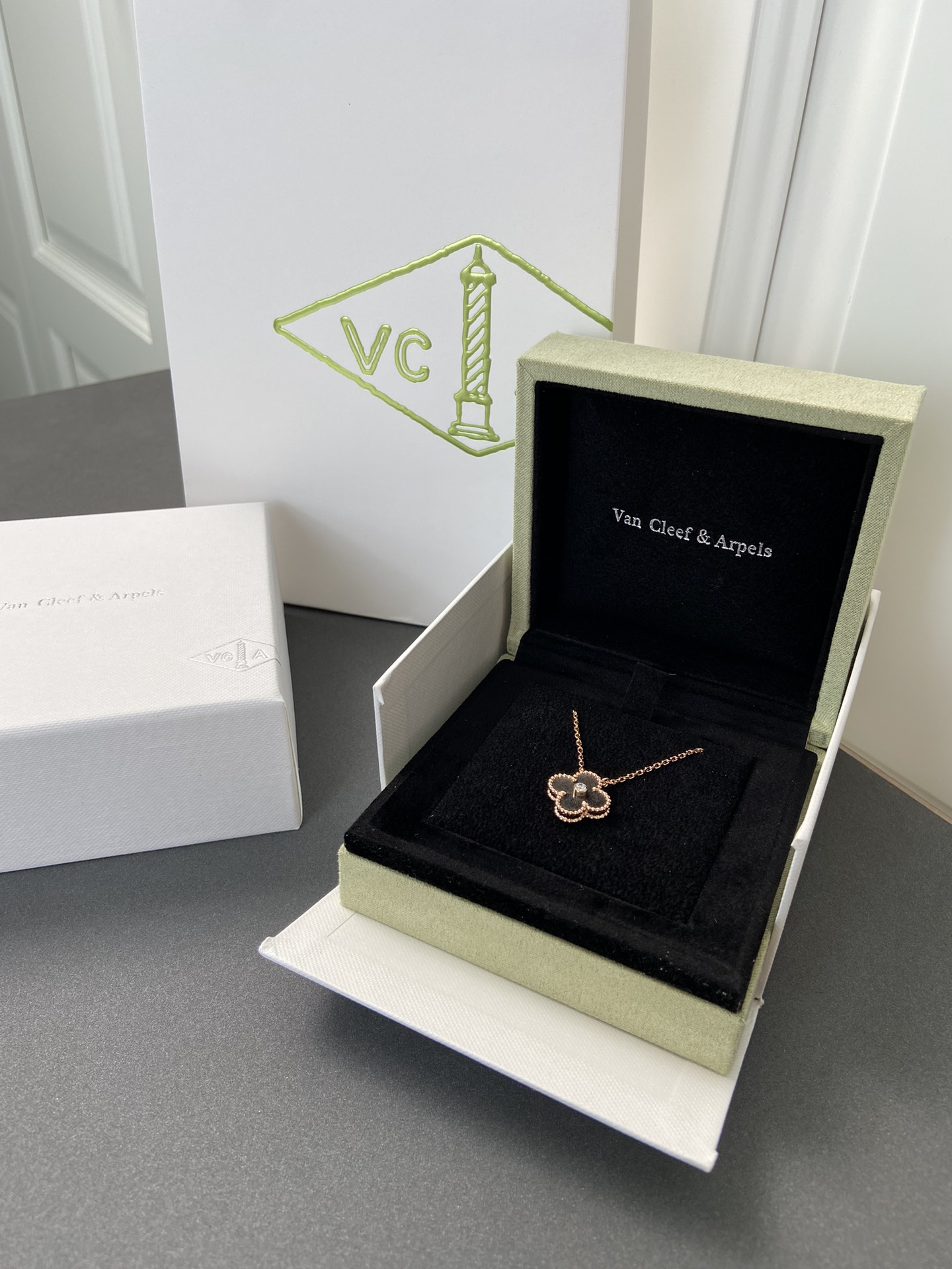 NO:635094,Christmas limited edition material: silver stone + rose gold. The quality is new, and the style is limited edition! Why not go for it! The main reason is that the upper body is too temperamental, it feels like it can be controlled at any age, intellectual style, sweet and cool style, daily matching does not feel inappropriate, and the material is not squeamish. It is simply the most worthy style in the past three years. The blue last year and the pink the year before may have certain restrictions on dressing, but this year there are no restrictions! Go! 88240, Cardia high-end jewelry19860909圣诞限量材质:银耀石+玫瑰金 质是新款,款式是限量!为何不冲!主要是上身也太有气质了,就是感觉什么年纪都能驾驭,知性风,甜酷风,日常搭配感觉没有不合适的,材质也不娇气,简直是近三年的款式里最值得的一款吧,去年的蓝色前年的粉色对于穿搭可能都有一定的约束,今年没有!冲!88240,,卡迪亚高端饰品,Jewelry