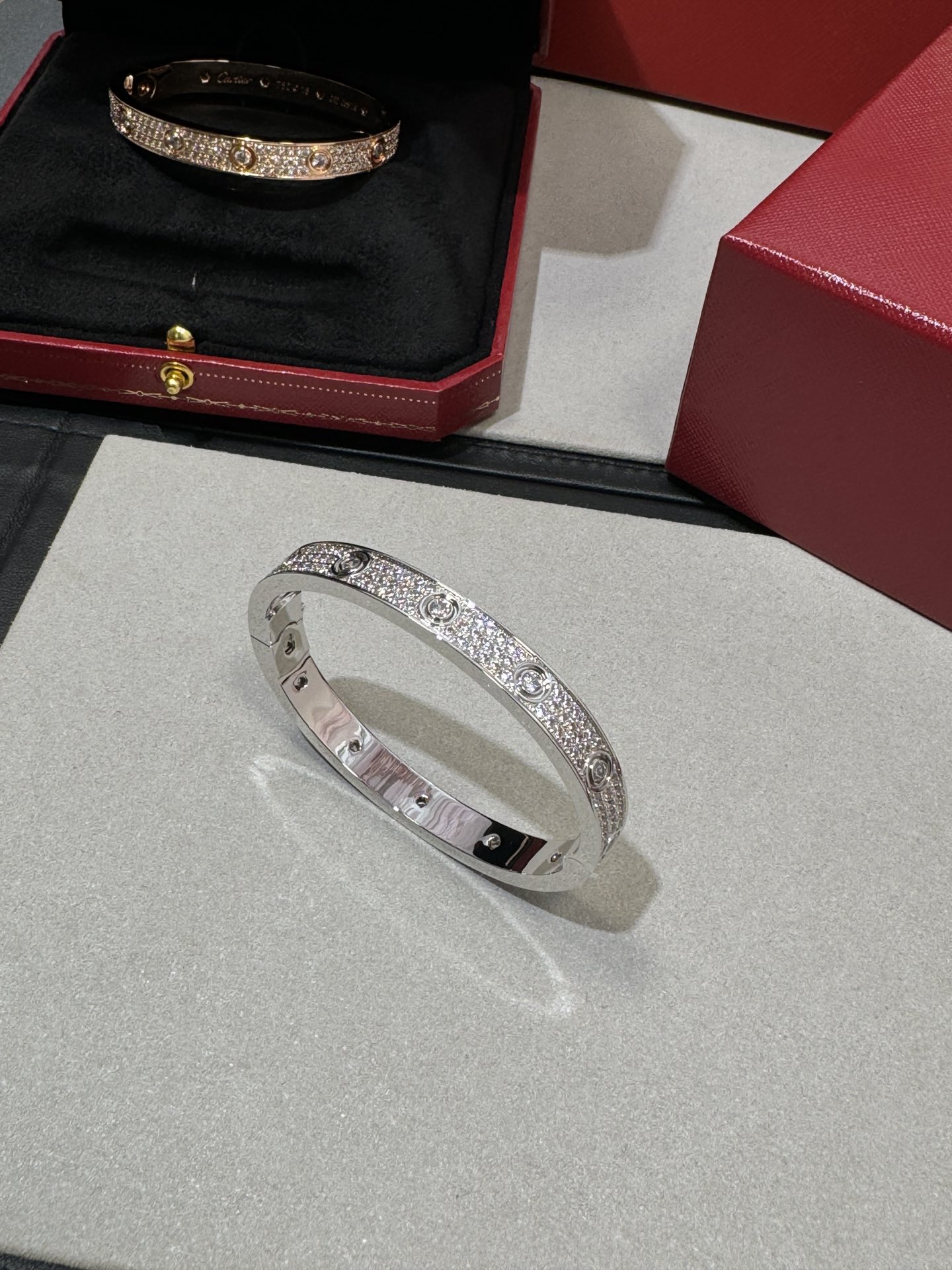 NO:632780,New CNC main stone version bracelet  The wide version of the Kalove bracelet is a hard product and a classic simple bracelet. There are many fashionable and refined bracelets that will never go out of style. The entire CNC five-axis carving, including the entire embryonic stone position, claws, and screws, are all carved with precision. After doing it for so long, it must be distinguished from the market products. There are very few people in the entire market who make this kind of fine carving. Basically, it is covered with a film. The small circle is very shallow and the frosted inside is of low grade. We are not like that. Every blade is very fine.  It is deep and clear. You can compare it with the real thing when you wear it. It is very similar. Silver is relatively soft and deep carvings can only be done by precision engraving machines. Moreover, the color of our electroplating is the same as the original. Many products I have compared do not have this color. Our claws are neat and clear, which cannot be achieved by other products in the market. Please compare and take a look and consider this one more. The design of the big brand is really simple and elegant, and will not go out of date. The material is V-gold and thick gold 1 microphone, 17cm  ,88600,,bracelet,Cardia high-end jewelry19860909全新CNC主石版本手镯 卡love手镯宽版,硬货哦经典款简约手镯,超多时髦精戴,永远不会过时款整个CNC五轴精雕,包括整个胚石位以及爪子,螺丝,全都是精雕出来,做了这么久肯定要和市场货区分开来,整个市场都很少有人做这款精雕,基本上都是套膜,那个小圈圈做的都很浅,里面是磨砂的档次很低,我们不是哦,每一个刀口都很深很清晰,你们戴了可以和真货对比,是很像很像的,银比较软,深的刻痕只有精雕机可以完成.而且我们的电镀色泽也和原版一样,这个我对比过很多家都没有这种色泽.我们的爪子整齐清晰,都是其他市场货办不到的,大家多对比看看,多考虑这款,大牌的设计真的简约大方,不会过时,材质通体V金厚金1咪,17Cm ,88600,,bracelet,卡迪亚高端饰品,Jewelry