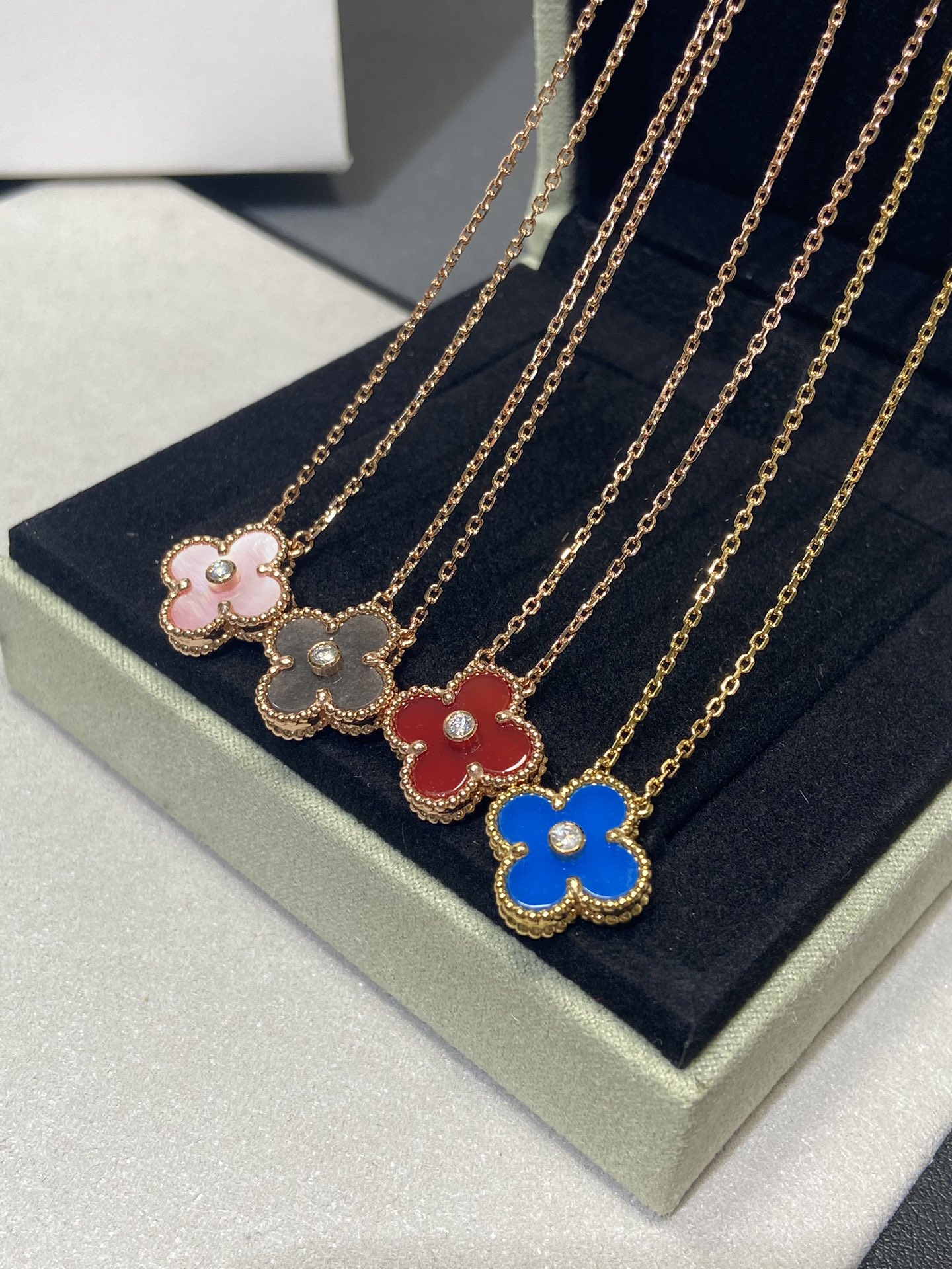 NO:720704,Four-leaf clover moissanite version shipped, moissanite red, blue, pink, silver stone, Cartier high-end jewelry19860909四叶草莫桑钻版本出货 莫桑钻红,蓝,粉,银耀石,,卡迪亚高端饰品,Jewelry