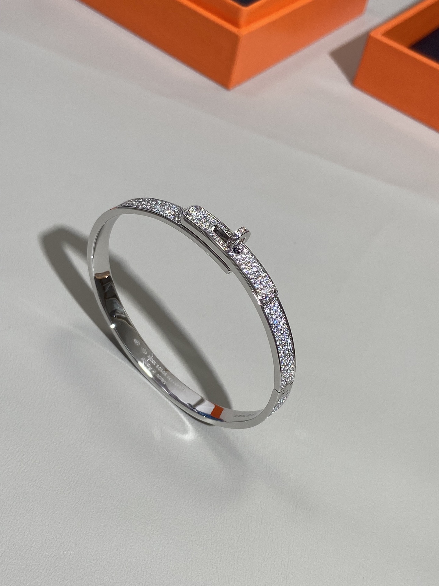 NO:631064,88280, What kind of bracelets should girls wear that will make them look unattractive? Kelly, one of the three diamond bracelets for ladies, must be standard for young rich ladies, with a public price of w+!  I don’t know which big family it comes from, the quality depends on the details!  Sizes 16-17, real 360-degree sparkle with no dead color~V gold plating, purely hand-made craftsmanship, bracelet, gold plating, Cartier high-end jewelry1986090988280,女生戴什么手镯会显得追不起 贵妇满钻手镯三大金刚之一的Kelly必须小富婆标配zp公价w+！戴上不知又是哪个大户人家来的 ,品质看细节！尺码16-17实物360度无死色的爆闪～V金镀金纯手镶工艺,,bracelet,gold plating,卡迪亚高端饰品,Jewelry