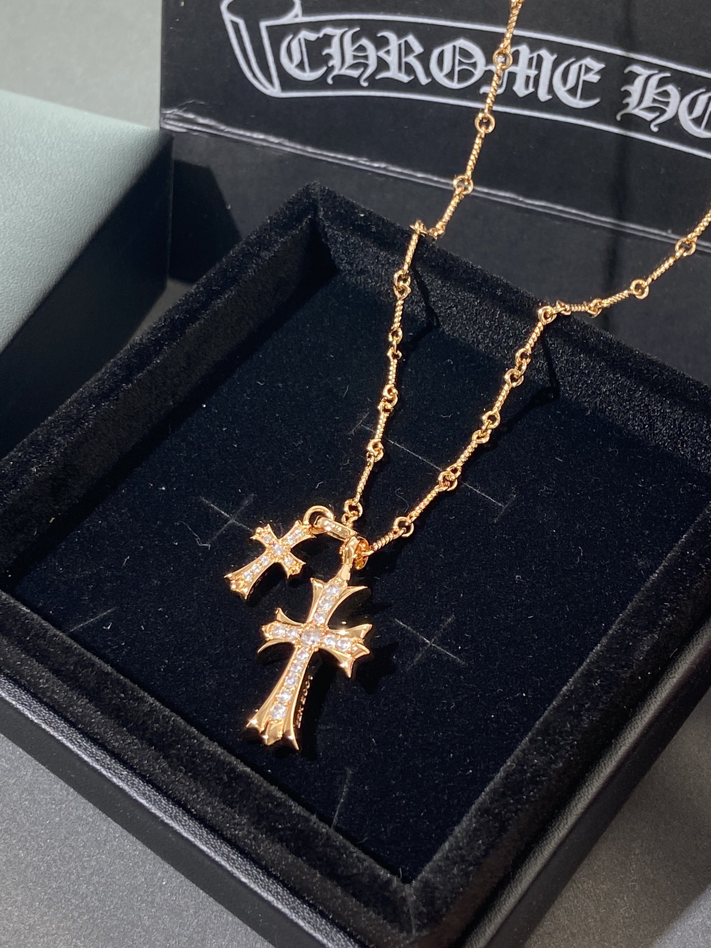 NO:631954,[Best couple model for men and women] Be sure to buy the Z developed by Z which is 22K gold + real diamonds. The small cross pendant is Z15,000, the large cross pendant is Z43,000, and the 18-inch chain is close to 18,000, which is equivalent to 76,000 for a set of Z. It is very expensive. We purchased two pendants to develop and spent 50,800. [Top Seiko Invincible Version] According to the Z version, we used V gold as the raw material and electroplated the super invincible thick 2  2K gold electroplating layer. Here we should especially emphasize the 22K gold electroplating layer. The color is very special. Because we have a Z-opening electroplating tank, we can electroplate this color which is not gold, nor rose gold, nor a full gold color, but the most colorful 22K gold. It can be instantly distinguished from all the low-end versions on the market. Ready goods are available in seconds. Please cherish 88320, gold, Cardia high-end jewelry.19860909【男女最佳情侣款】认准真正购入Z开发的Z是22K金＋真钻的,小十字架吊坠Z1万5,大十字架吊坠Z4万3,链条18寸也要接近1万8,相当于Z一套就要7万6非常贵,我们购入了两个吊坠开发,花了5万8【顶级精工无敌版本】按照Z开版,我们采用V金作为原材料,电镀了超级无敌厚的22K金电镀层,这里特别要强调这个22K金的电镀层,颜色非常特别,因为我们拿着Z开的电镀缸,所以才能电镀出这种不是金色,也不是玫瑰金色的,更不是足足黄金色的色泽,而是最色的22K金色,跟市面所有low版均可瞬间区分出来现货秒发,请珍惜88320,,gold,卡迪亚高端饰品,Jewelry
