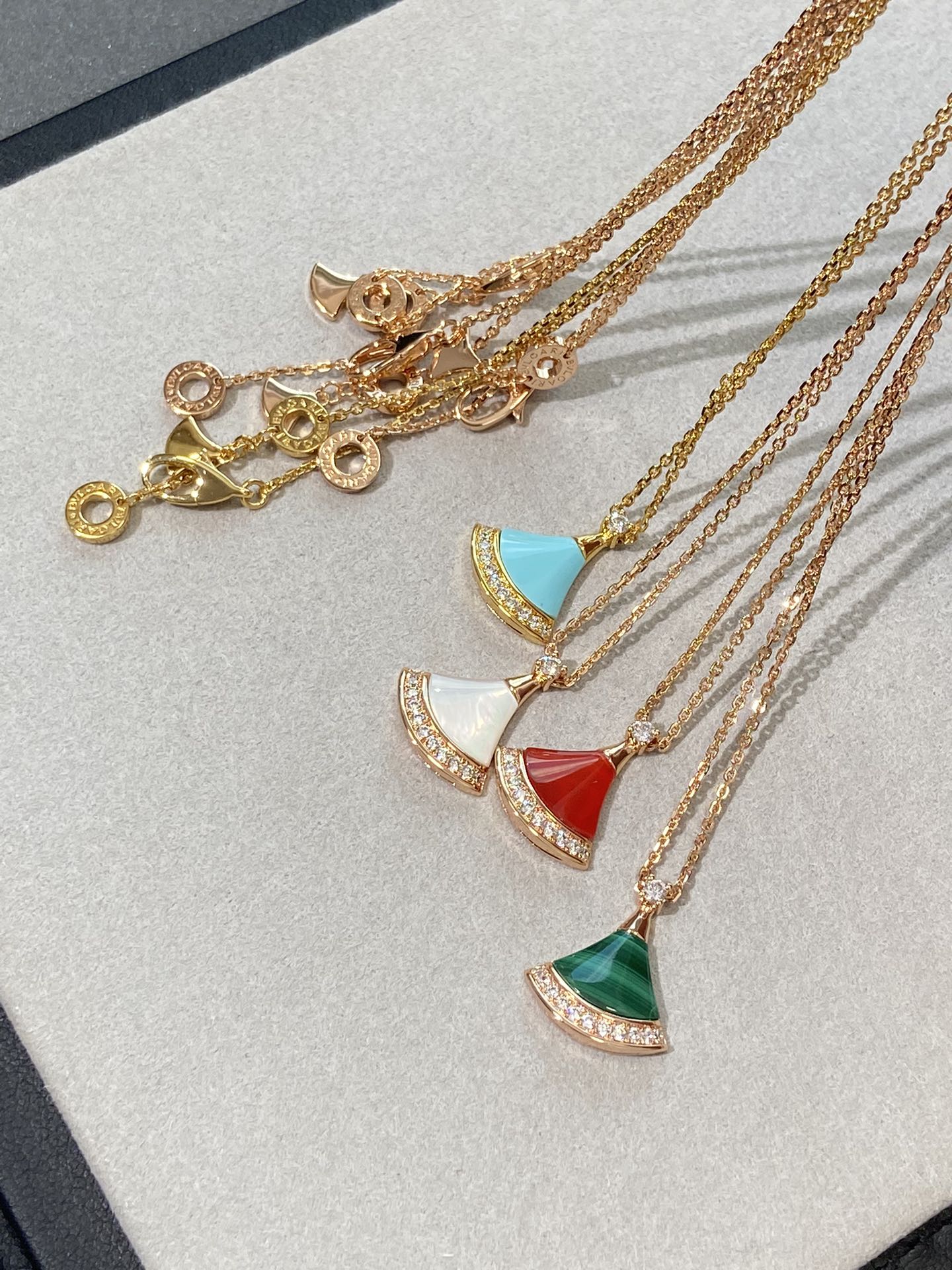 NO:635963,Bulgari fan necklace,88240,,bvlgari,necklace,Cardia high-end jewelry19860909宝格丽扇子项链,88240,,bvlgari,necklace,卡迪亚高端饰品,Jewelry