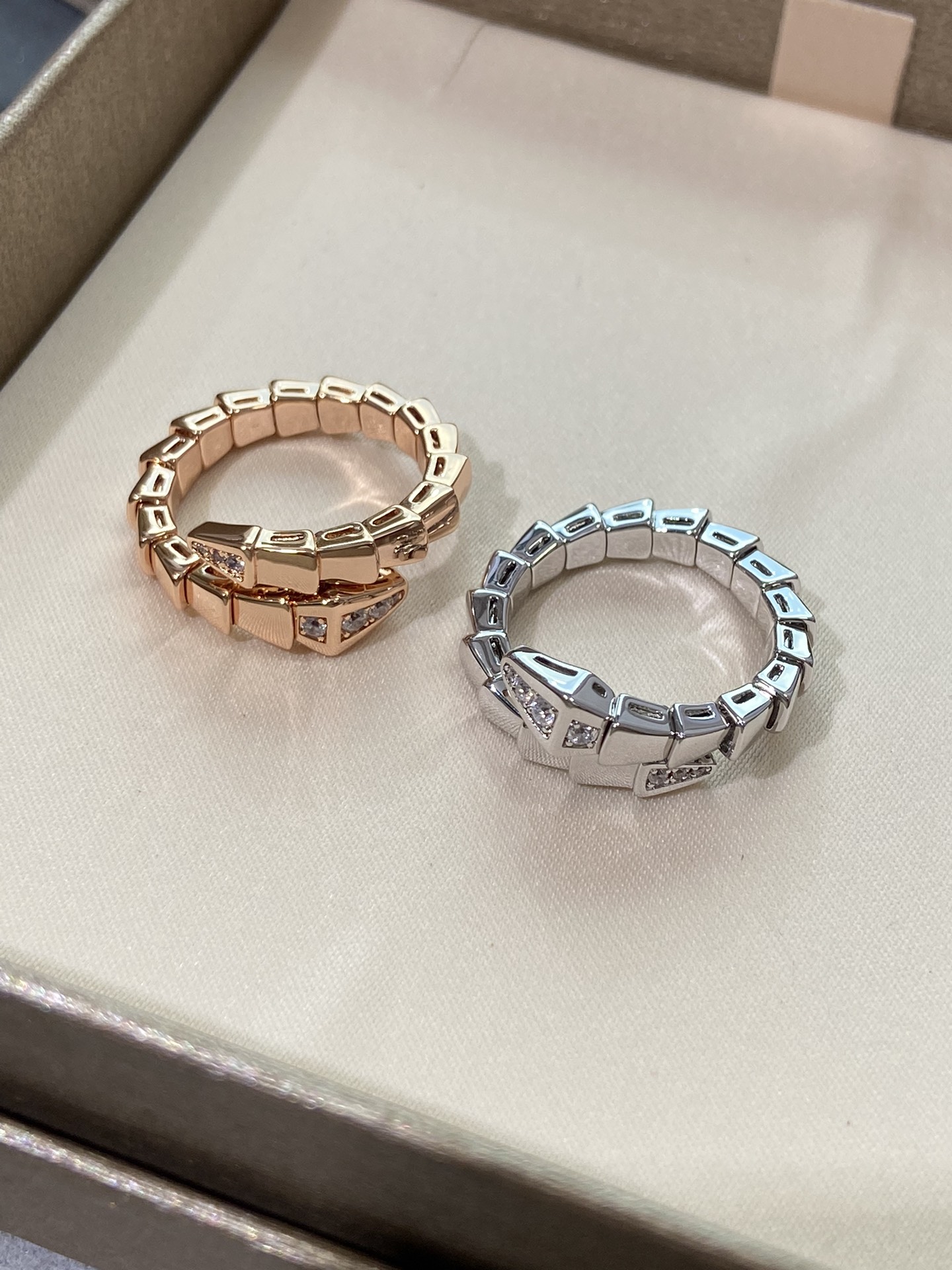 NO:633310,Spirit snake ring, with diamonds on the head and tail, new model released. Surprise before the price increase! New model is out!! New one just launched today, spirit snake ring with diamonds on the head and tail, the narrow version is very delicate ~ 88220,,ring,Cardia high-end jewelry19860909灵蛇戒指,头尾带钻,新款上新 涨价前的惊喜!出新款啦!!今天刚刚上新的,灵蛇戒指头尾都带钻,窄版很秀气呀～88220,,ring,卡迪亚高端饰品,Jewelry