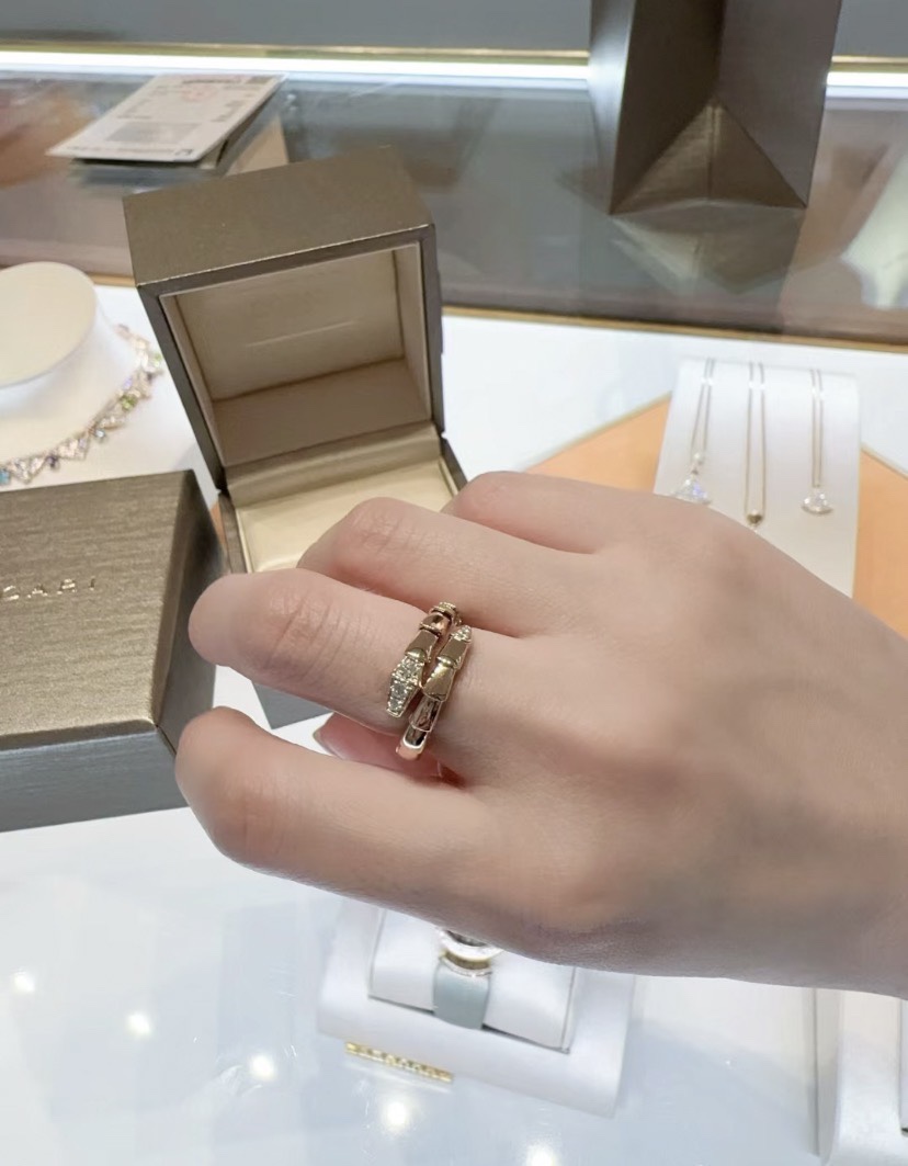 NO:633313,Spirit snake ring, with diamonds on the head and tail, new model released. Surprise before the price increase! New model is out!! New one just launched today, spirit snake ring with diamonds on the head and tail, the narrow version is very delicate~,,ring, Cardia high-end jewelry19860909灵蛇戒指,头尾带钻,新款上新 涨价前的惊喜!出新款啦!!今天刚刚上新的,灵蛇戒指头尾都带钻,窄版很秀气呀～,,ring,卡迪亚高端饰品,Jewelry