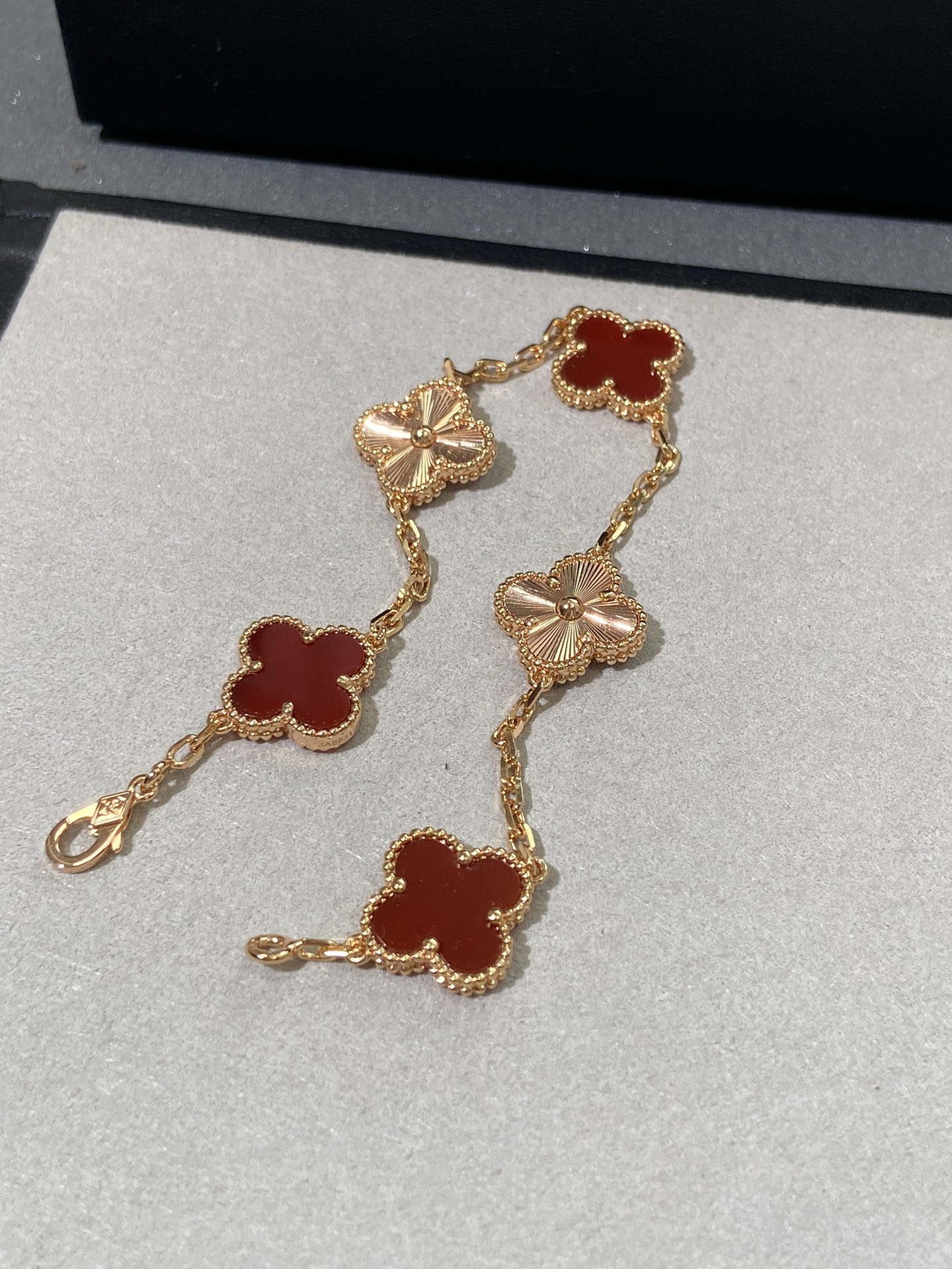 Van Cleef & Arpels Rose Gold and Carnelian (Includes Full Packaging - Comprehensive