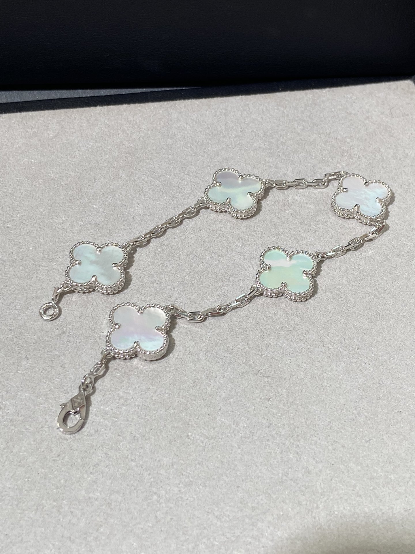 NO:631963,Fan Bao's new summer color, such a gentle color, silver white shell five-flower bracelet, the first batch is not large, sisters rushed to 88320,,bracelet,Cardia high-end jewelry19860909樊宝夏天新色,好温柔的颜色银色白贝五花手链 第一批数量不多,姐妹们冲88320,,bracelet,卡迪亚高端饰品,Jewelry