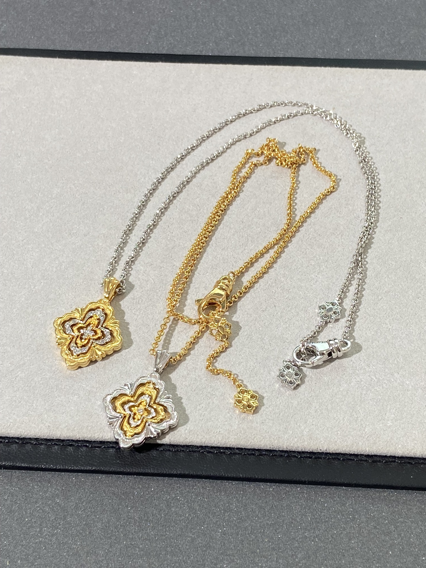 NO:635447,Buccellati Opera rotating necklace white gold and yellow gold hollow design, the rotating pendant adds a sense of three-dimensionality and layering, interpreting design details such as domes, windows, and columns into flower-like patterns, 88300,,necklace,gold,Cardia high-end jewelry19860909Buccellati Opera旋转项链白金拼黄金镂空设计 度旋转吊坠增加了立体感和层次感 将穹顶 窗户 廊柱等设计细节诠释为花朵般的图案,88300,,necklace,gold,卡迪亚高端饰品,Jewelry