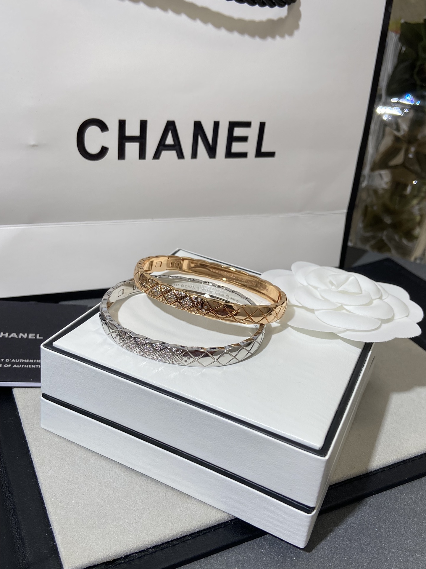 NO:634207,[ch@nel coco cursh wide half-diamond rhombus bracelet] ·The weight is also very online!  Comparable to real gold ~ 1v1zp one-to-one version, consistent with all details of zp ·The whole is polished, and the texture is super good. The diamond pattern on the outer ring layer is carved with the hardest diamond knife to form a gradient effect. Many on the market are flush. ·Using imported silicon titanium material diamond inlay, super sparkling!  The claws are firmly clasped. The coco crush rhombus series of Grandma Xiang's family combines the softness of women with the unruly temperament. It is eye-catching. It is so beautiful. The price of the eternal classic has been reduced to 88380,,bracelet,Cardia high-end jewelry19860909【ch@nel coco cursh宽版半钻菱格手镯】 ·重量感也非常在线！堪比真金～1v1zp一对一版,和zp所有细节达到一致 ·整体进行抛光,质感超级好外圈层的菱格纹是用最坚硬的钻石刀雕刻形成渐变的效果,市面很多都是齐平的 ·采用进口硅钛料钻石镶嵌,超级闪耀！爪子牢牢扣住 香奶奶家的coco crush菱格系列将女性的柔美与桀骜不驯的气质相融合,让人眼前一亮,简直太美了,永远的经典价格下调88380,,bracelet,卡迪亚高端饰品,Jewelry