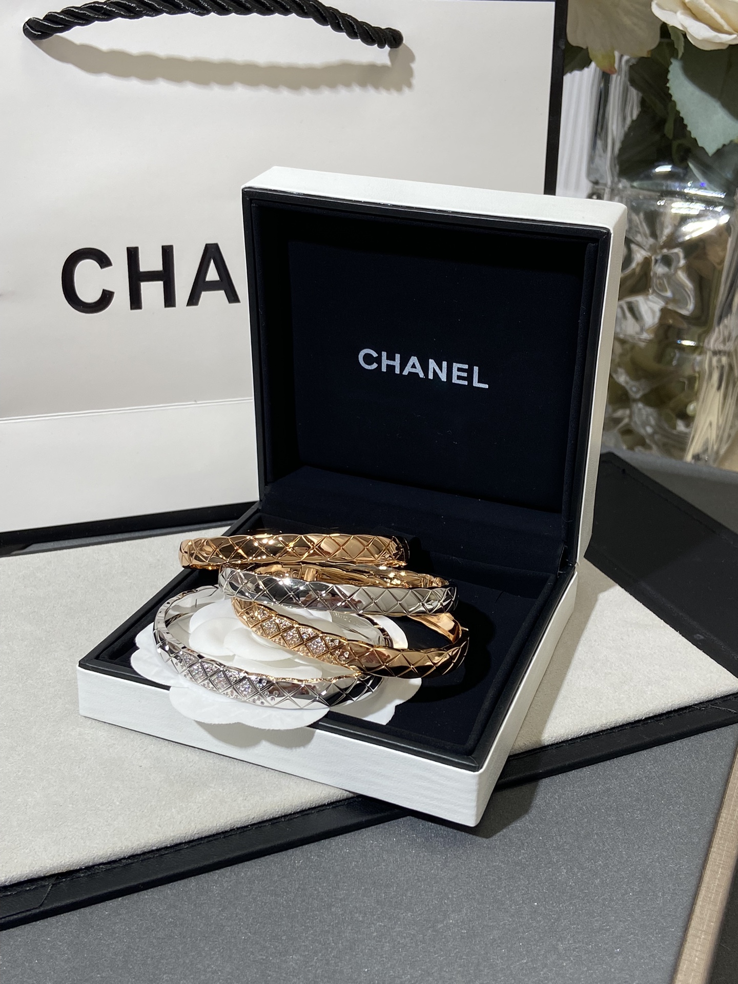 NO:631384,Diamond pattern wide version two-color coco crush bracelet has a low-key temperament and is attractive. You can mix and layer it at will according to your mood and outfit~,,bracelet,Cardia high-end jewelry19860909菱格纹宽版手镯二色 coco crush低调气质又耐看 可以根据心情和穿搭随意搭配和叠戴～,,bracelet,卡迪亚高端饰品,Jewelry