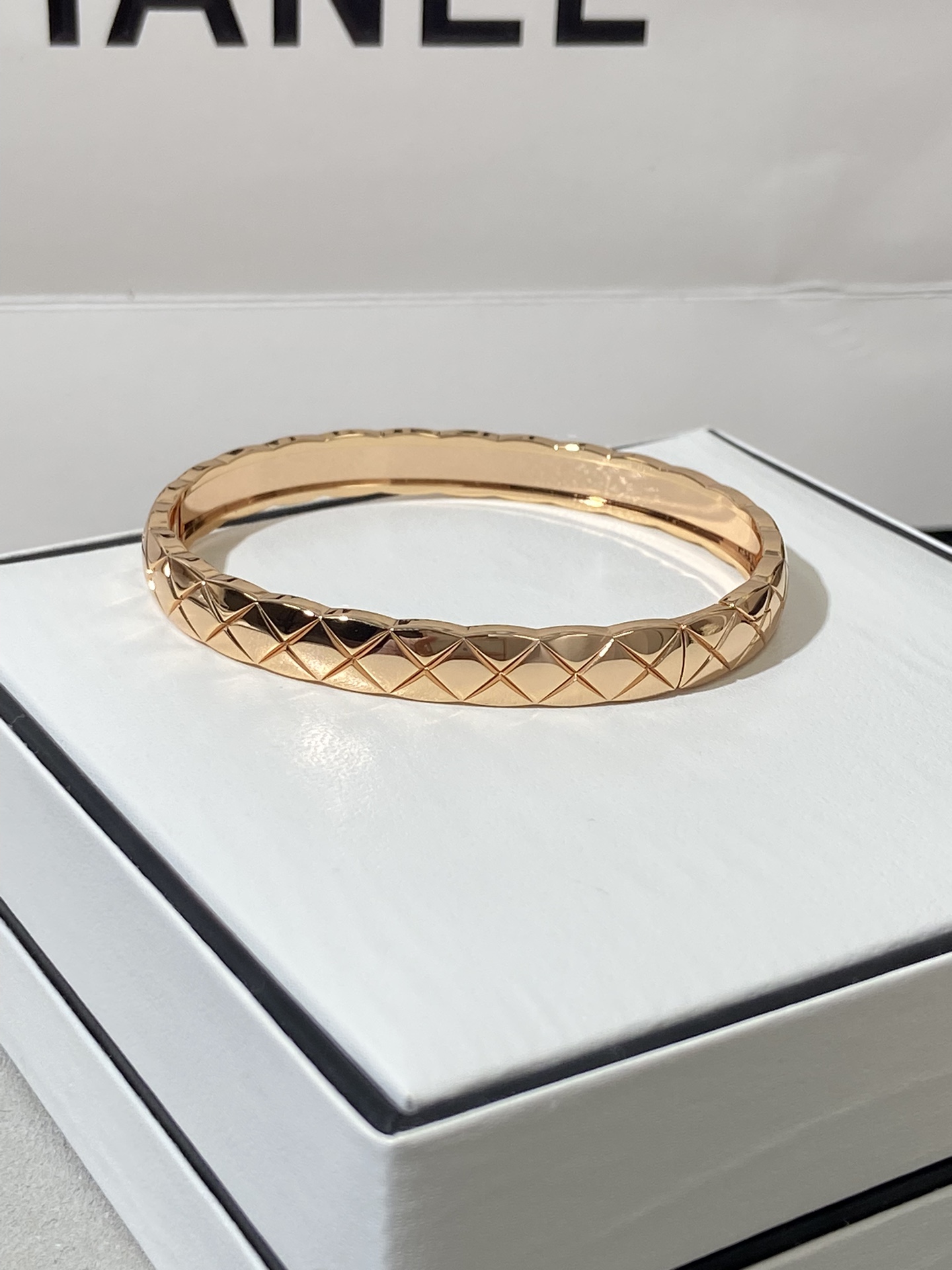 NO:633157,Details: Look at the X diamond knife cut pattern produced by us. The size of this xx groove is so fine that it is impossible to use a caliper to measure the size of the groove. Moreover, in such a thin groove, it is necessary to make a filter with a wide middle and a rapidly narrowing tail. We can only rely on constant trial and error to see the effect. After trying countless times, it is exactly the same. Very awesome, Cardia High-end Jewelry19860909细节 看我们家出品的X钻石刀切纹 这个xx沟槽的尺寸非常非常的细田致到无法用卡尺卡出这个沟槽的尺寸而且在这个这么细的沟槽上 还需要做出中间宽尾部迅速变窄的过滤只能靠不断的尝试看效果尝试了无数次之后一摸一样 非常牛掰了,,卡迪亚高端饰品,Jewelry