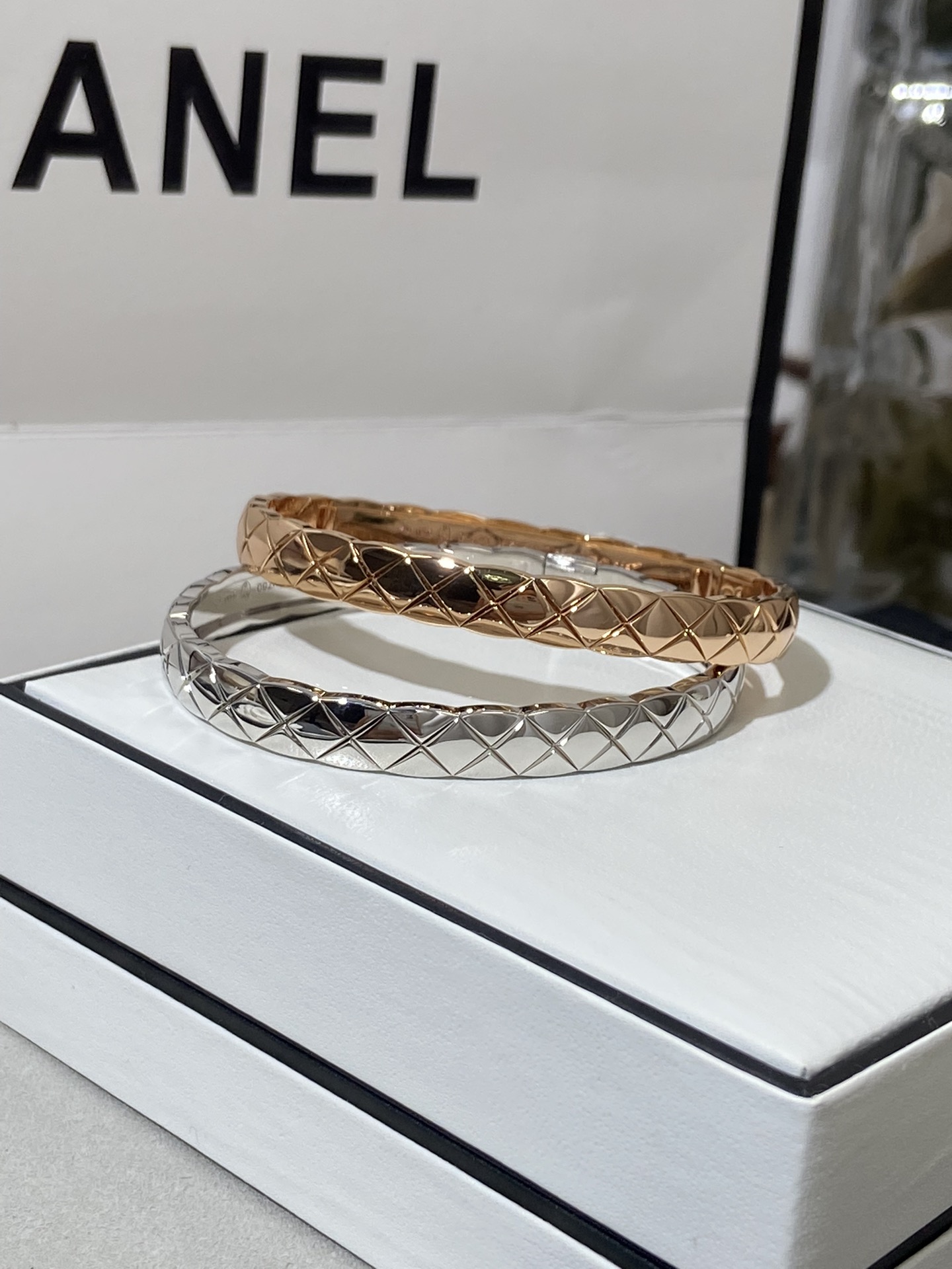 NO:634210,[ch@nel coco cursh wide diamond bracelet] ·The weight is also very online!  Comparable to real gold ~ 1v1zp one-to-one version, consistent with all details of zp ·The whole is polished, and the texture is super good. The diamond pattern on the outer ring layer is carved with the hardest diamond knife to form a gradient effect. Many on the market are flush. Grandma Xiang’s coco  The crush diamond series combines the softness of women with the unruly temperament, which is eye-catching. It is simply too beautiful. It is an eternal classic 88350,,bracelet,Cardia high-end jewelry.19860909【ch@nel coco cursh宽版菱格手镯】 ·重量感也非常在线！堪比真金～1v1zp一对一版,和zp所有细节达到一致 ·整体进行抛光,质感超级好外圈层的菱格纹是用最坚硬的钻石刀雕刻形成渐变的效果,市面很多都是齐平的 香奶奶家的coco crush菱格系列将女性的柔美与桀骜不驯的气质相融合,让人眼前一亮,简直太美了,永远的经典88350,,bracelet,卡迪亚高端饰品,Jewelry