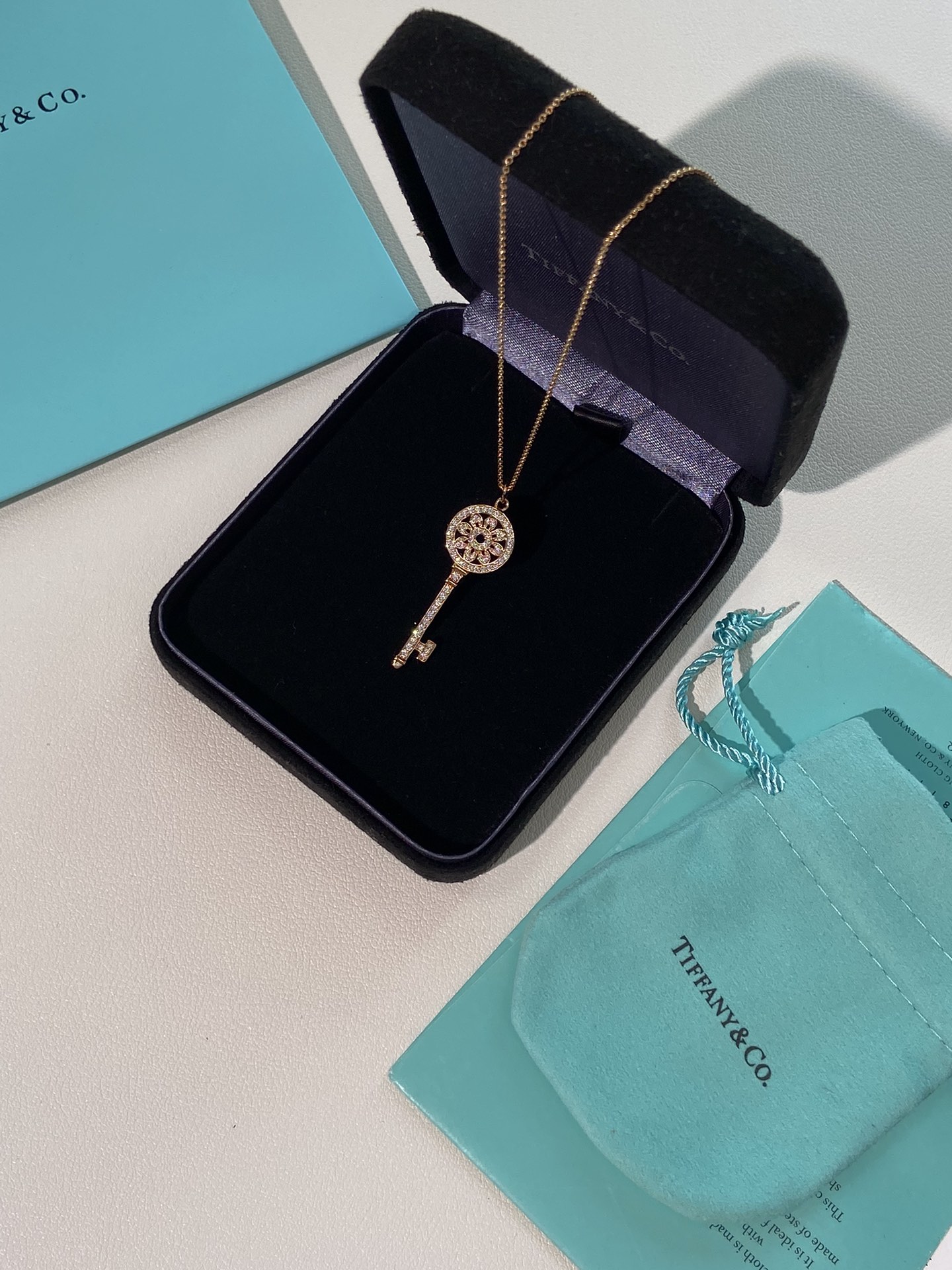 NO:632849,The T family key should be a necklace that every girl cannot avoid. The Victoria series, known as the 'most beautiful Tiffany key', really deserves its reputation. It is full of diamonds and is super sparkling. It is very suitable to wear with a sweater in autumn and winter. It is also very fairy when paired with a shirt or stacked with small necklaces in spring and summer! ~ Each key can open the door to your heart! 88260,, tiffany, sweaters, shirts, necklace, Cardia high-end jewelry19860909T家钥匙应该是每个女孩都绕不开的一条项链了,被誉为“最美蒂芙尼钥匙”的维多利亚系列,真的实至名归,满钻超级闪亮耀眼,秋冬季节配毛衣穿搭很合适,春夏搭配衬衫或者叠戴小项链也很仙!~每一款钥匙都能开启你的心门!88260,,tiffany,sweaters,shirts,necklace,卡迪亚高端饰品,Jewelry