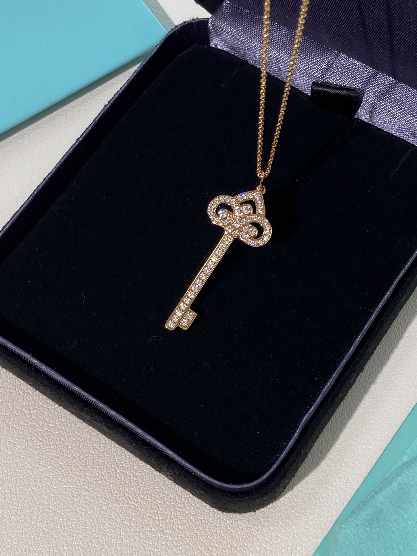NO:632853,The T family key should be a necklace that every girl cannot avoid. The Victoria series, known as the 'most beautiful Tiffany key', really deserves its reputation. It is full of diamonds and is super sparkling. It is very suitable to wear with sweaters in autumn and winter. It is also very magical to wear with shirts or stacked small necklaces in spring and summer! ~ Every key can open the door to your heart! 88240,, tiffany, sweaters, shirts, necklace, Cardia high-end jewelry19860909T家钥匙应该是每个女孩都绕不开的一条项链了,被誉为“最美蒂芙尼钥匙”的维多利亚系列,真的实至名归,满钻超级闪亮耀眼,秋冬季节配毛衣穿搭很合适,春夏搭配衬衫或者叠戴小项链也很仙!~每一款钥匙都能开启你的心门!88240,,tiffany,sweaters,shirts,necklace,卡迪亚高端饰品,Jewelry