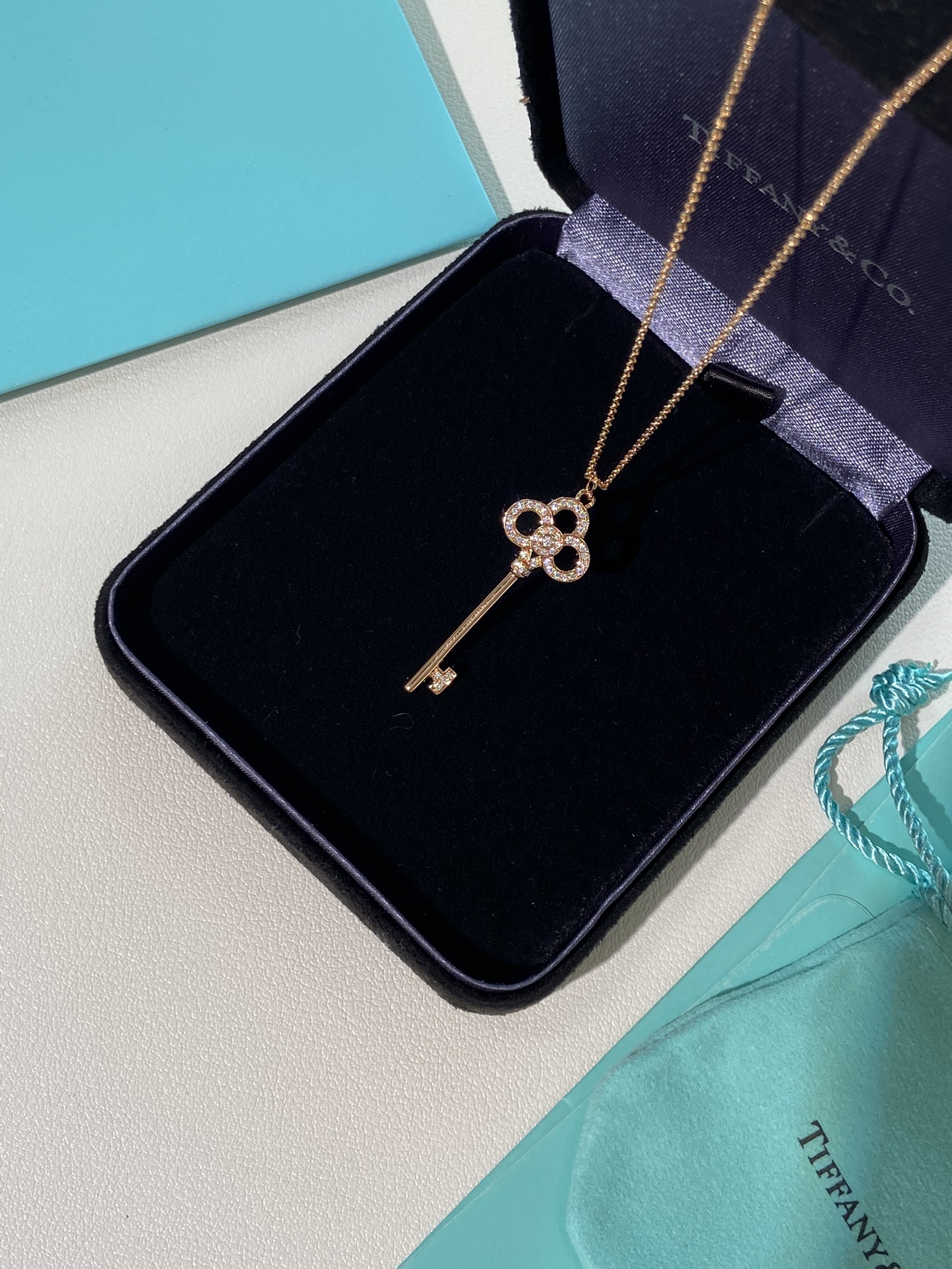 NO:632851,The T family key should be a necklace that every girl can't get around. The Victoria series, known as the 'most beautiful Tiffany key', really deserves its reputation. It is full of diamonds and is super sparkling. It is very suitable to wear with sweaters in autumn and winter. It is also very beautiful to wear with shirts or stacked small necklaces in spring and summer! ~ Every key can open the door to your heart! 88230,, tiffany, sweaters, shirts, necklace, Cardia high-end jewelry19860909T家钥匙应该是每个女孩都绕不开的一条项链了,被誉为“最美蒂芙尼钥匙”的维多利亚系列,真的实至名归,满钻超级闪亮耀眼,秋冬季节配毛衣穿搭很合适,春夏搭配衬衫或者叠戴小项链也很仙!~每一款钥匙都能开启你的心门!88230,,tiffany,sweaters,shirts,necklace,卡迪亚高端饰品,Jewelry