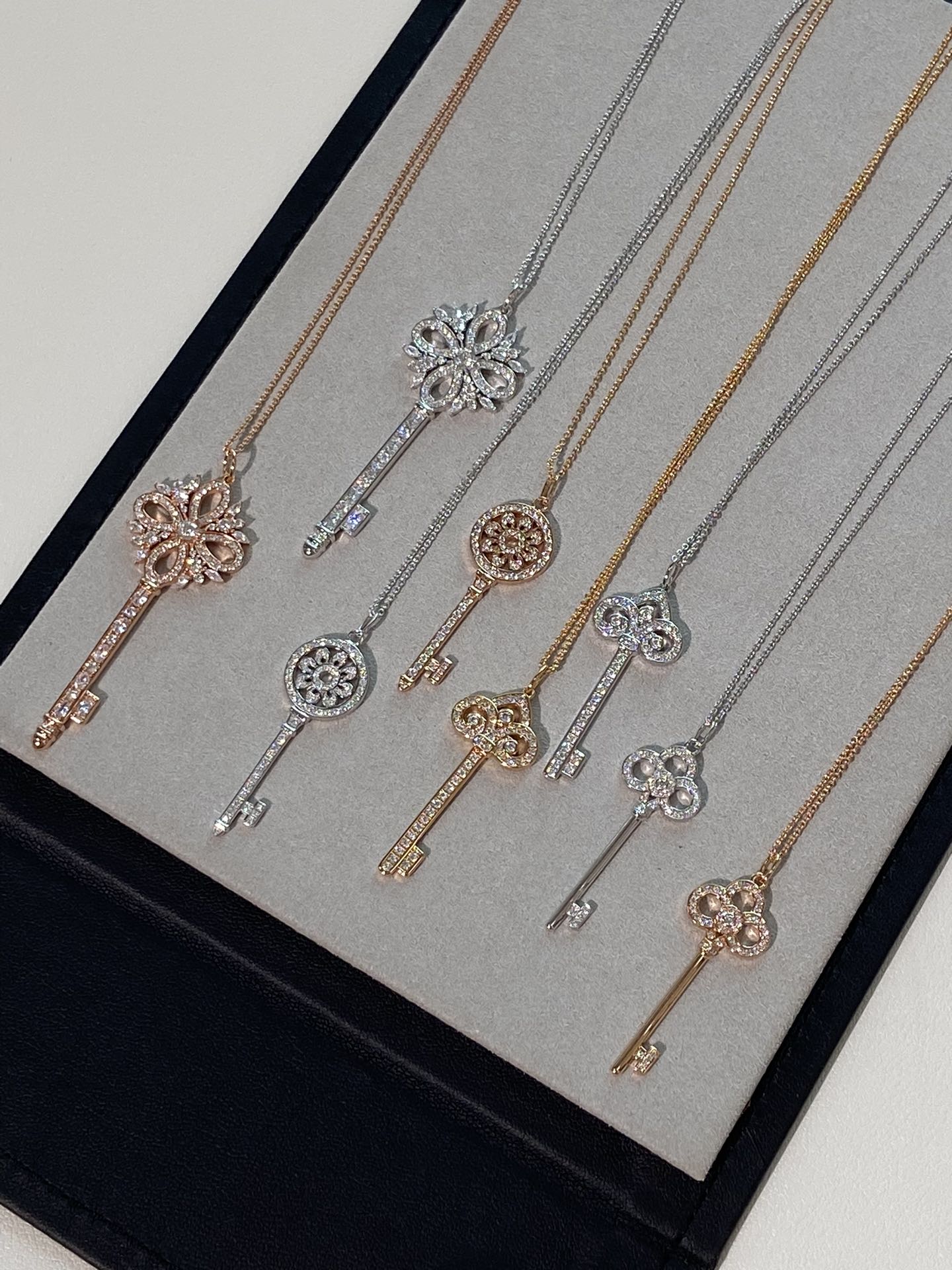 NO:632847,The T family key should be a necklace that every girl cannot avoid. The Victoria series, known as the 'most beautiful Tiffany key', really deserves its reputation. It is full of diamonds and is super sparkling. It is very suitable to wear with sweaters in autumn and winter. It is also very beautiful to wear with shirts or stacked small necklaces in spring and summer! ~ Each key can open the door to your heart!,, tiffany, sweaters, shirts, necklace, Cardia high-end jewelry19860909T家钥匙应该是每个女孩都绕不开的一条项链了,被誉为“最美蒂芙尼钥匙”的维多利亚系列,真的实至名归,满钻超级闪亮耀眼,秋冬季节配毛衣穿搭很合适,春夏搭配衬衫或者叠戴小项链也很仙!~每一款钥匙都能开启你的心门!,,tiffany,sweaters,shirts,necklace,卡迪亚高端饰品,Jewelry