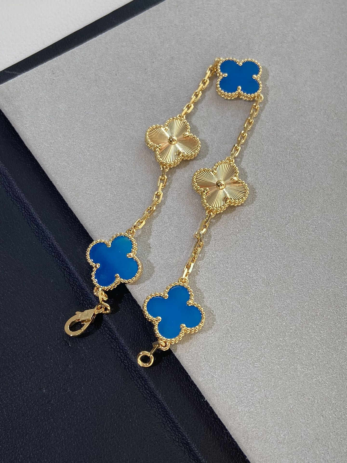 NO:632720,Light blue chalcedony five-flower bracelet, bracelet, Cartier high-end jewelry19860909浅蓝玉髓五花手链,,bracelet,卡迪亚高端饰品,Jewelry