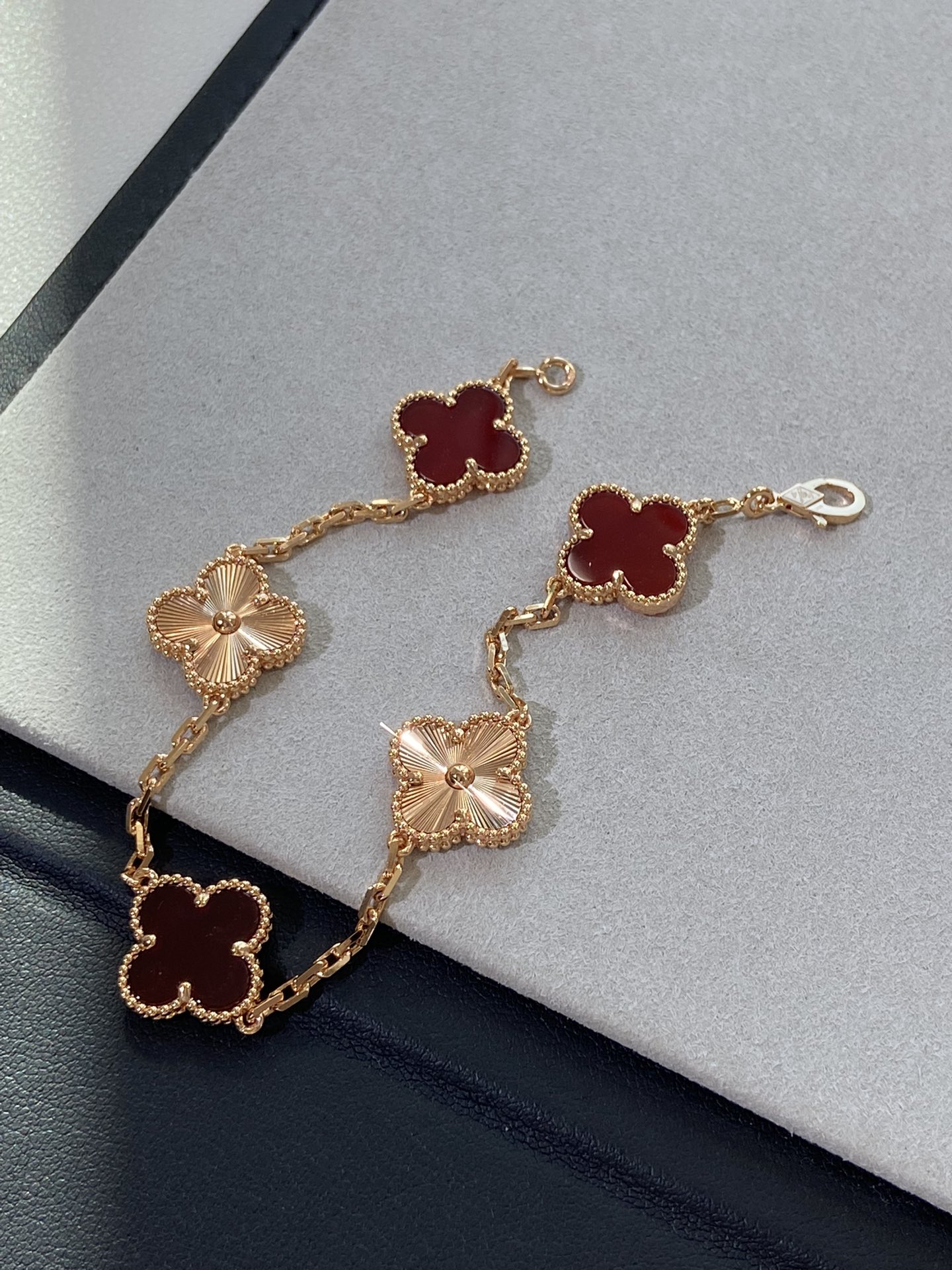 NO:635335,The red laser is really refreshing. It is very friendly to yellow skin and shows whitening. 88330, Cardia high-end jewelry19860909红镭射真的有耳目一新的感觉 对黄皮很友好显白 ,88330,,卡迪亚高端饰品,Jewelry