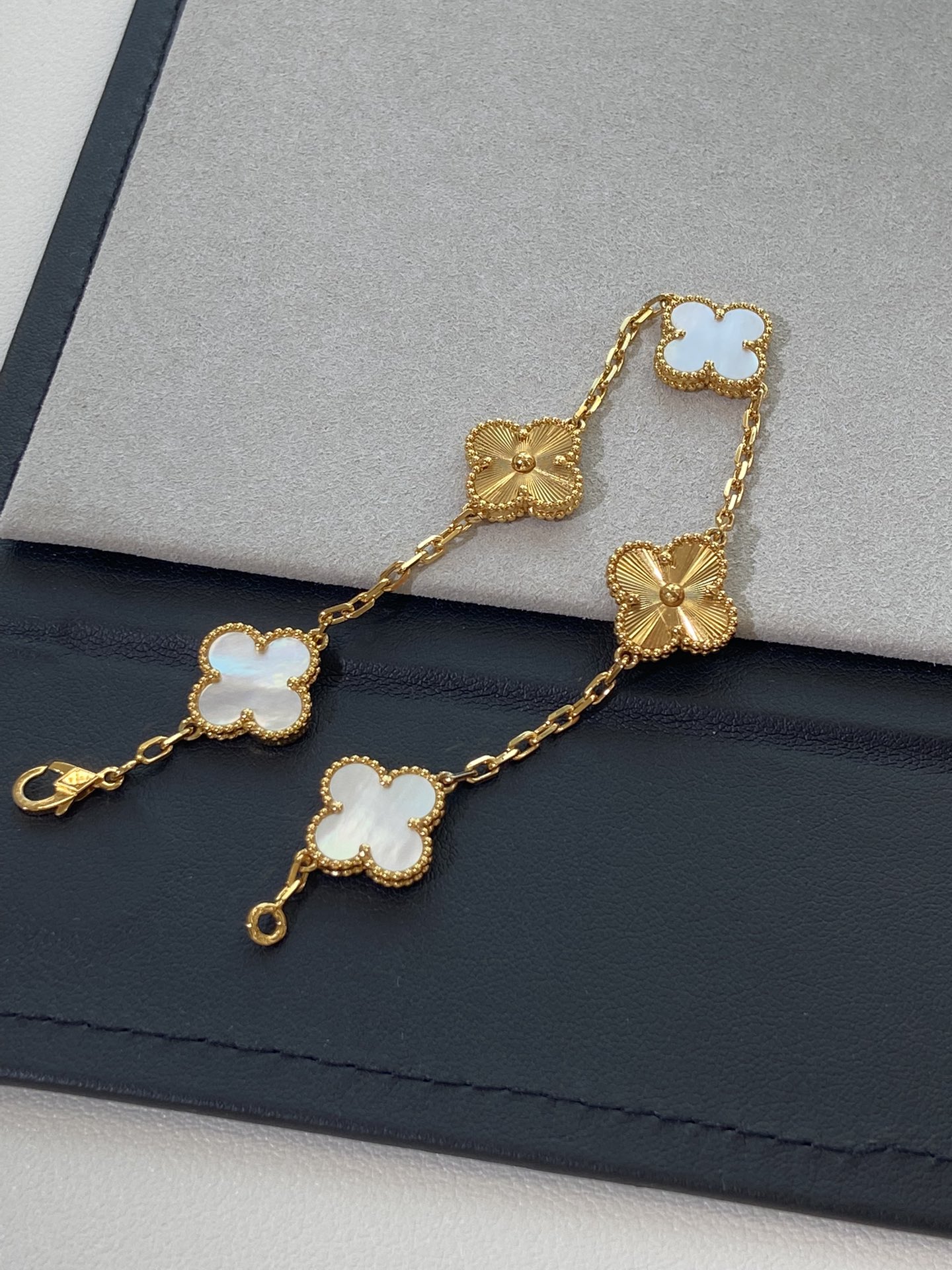 NO:632076,The most gentle white laser five-flower bracelet 88350, bracelet, Cartier high-end jewelry19860909最温柔的白镭射五花手链88350,,bracelet,卡迪亚高端饰品,Jewelry