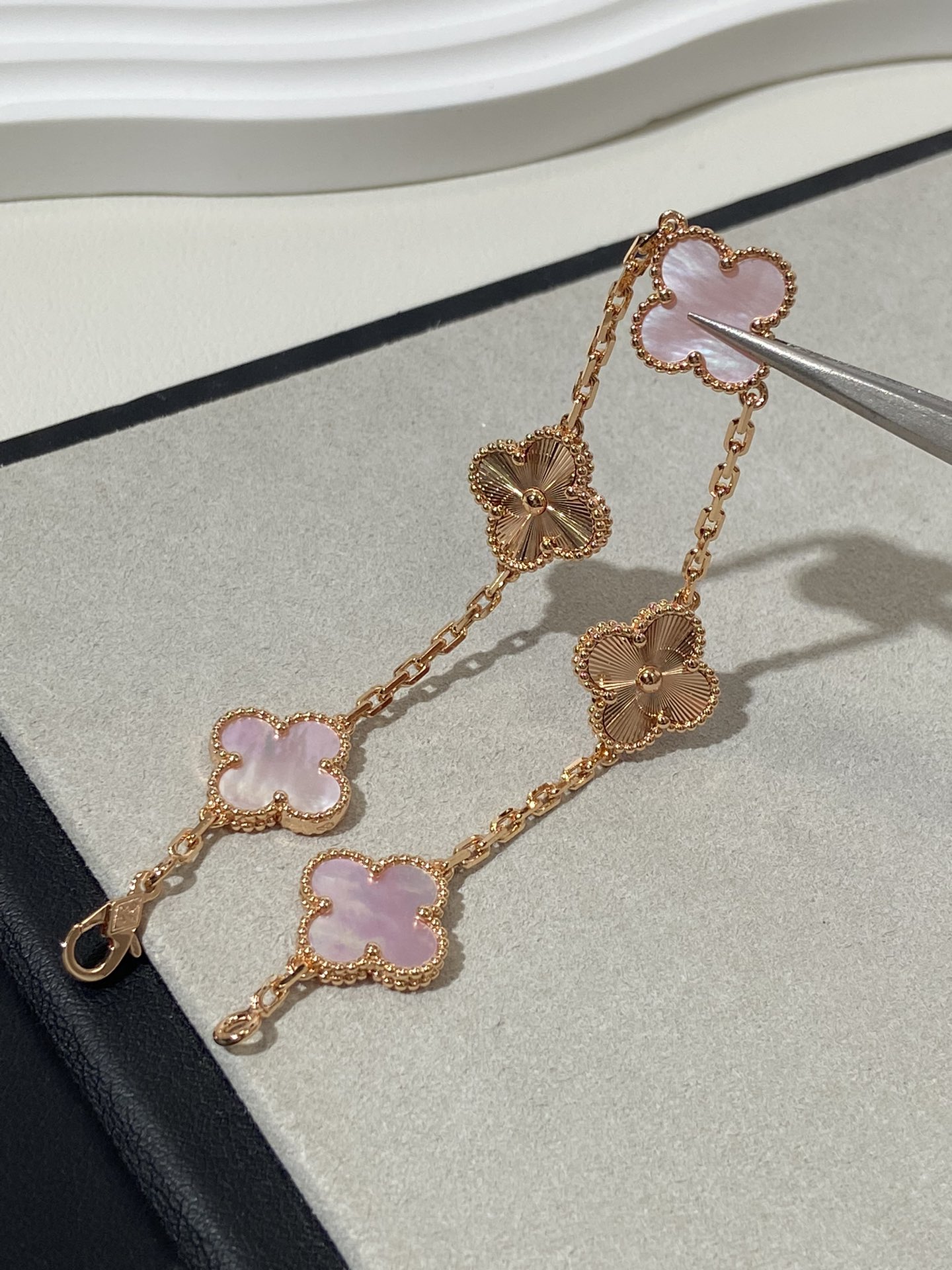 NO:631946,The combination of rose gold + pink fritillary is so beautiful. Guess what the consumption threshold is at the counter?  Rose gold pink mother-of-pearl laser five-flower bracelet. The model without diamonds is better than the one with diamonds. The customized model at the counter cannot be seen on the official website or in Xiaomou's book. It is really not one-fifth of the beauty of the real thing. I can say responsibly that the pink mother-of-pearl I chose is better than what is on the counter. 88350,,bracelet,Cardia high-end jewelry19860909玫瑰金+粉贝母的搭配就是巨巨巨好看. 猜猜专柜消费门槛是多少？ 玫瑰金粉贝母镭射五花手链 无钻胜有钻的款,专柜的定制款,在官网和小某书都是见不到的,真是拍不出实物美的五分之一.可以很负责任的说,我的粉贝,选的比柜上还要好.88350,,bracelet,卡迪亚高端饰品,Jewelry