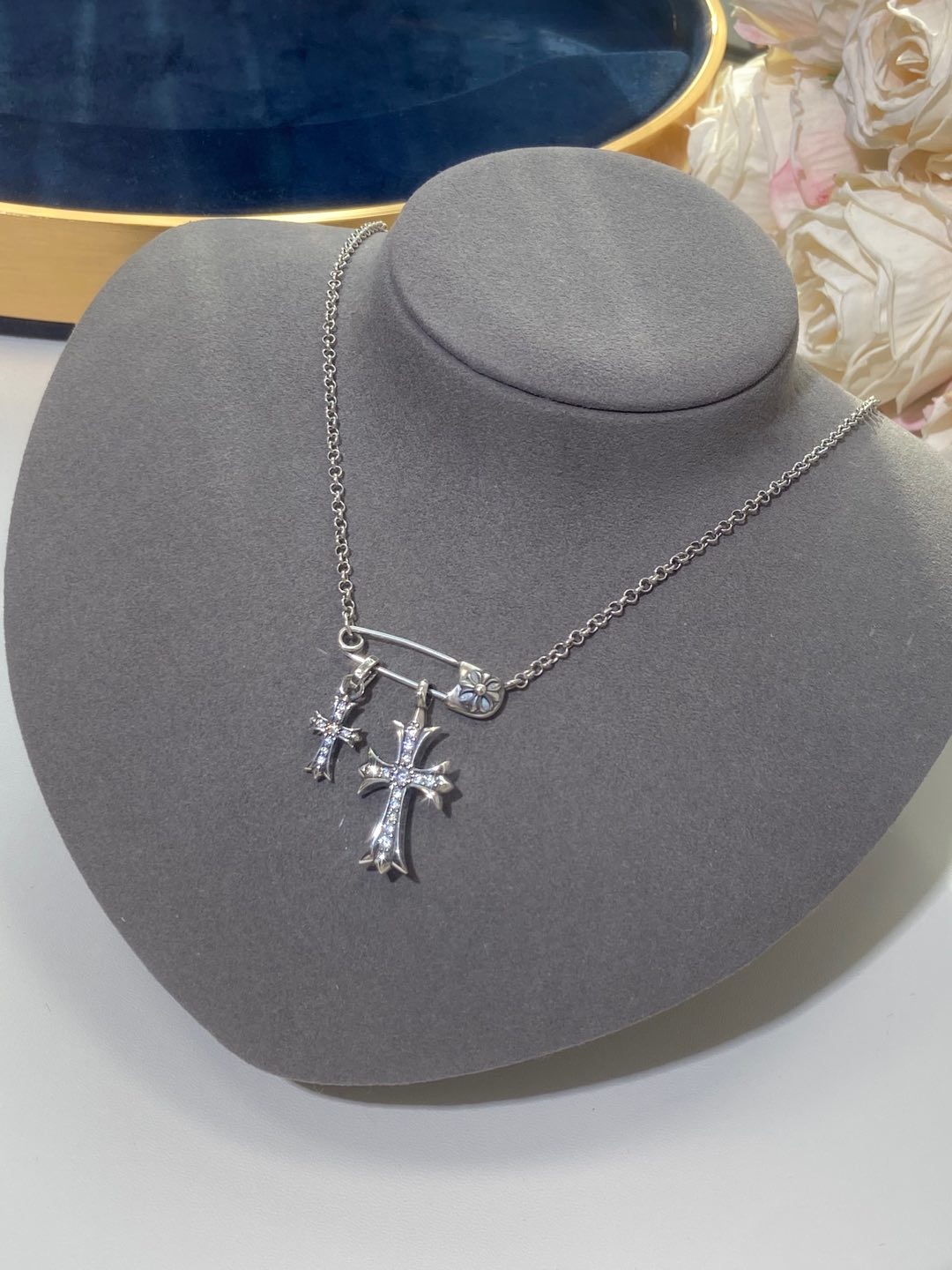 NO:106254,ChromeHearts Croxin pin necklace. Ten White Diamond Double Cross. I love it so much. It’s super eye-catching when worn!! The pin is really good and suitable for DIY. The pin can be opened and matched with any pendant. It can be matched into any different accessories, jewelry quality, chrome hearts, chrome hearts, necklace19860909ChromeHearts克罗心别针项链.十 白钻双十字 简直不要太爱了戴出去超级吸睛!!别针真的是很不错适合 DIY的一条链子.别针可以打开随意搭配任何吊坠 可以搭配成任意不同配件,饰品精品,chrome hearts,chrome hearts,necklace,Jewelry