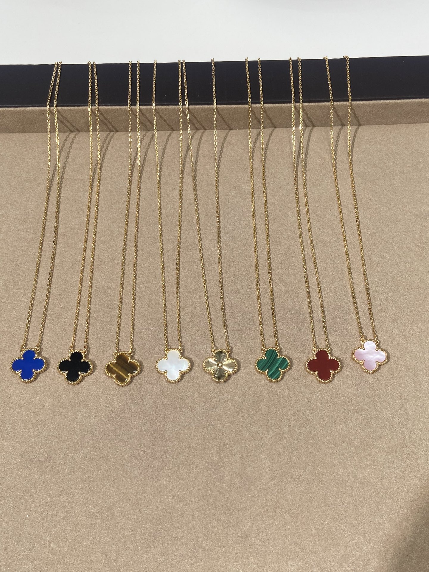 NO:633035,Why are millions of people obsessed with four-leaf clovers but always looking for the next one?  While upgrading the electroplating process this time, the color is also adjusted to the consistent 18K gold color.,,Cardia high-end jewelry19860909为什么千万人痴迷于四叶草,却总在寻找下一件？本次升级电镀工艺的同时,更是将色泽调至Z一致18K金颜色.,,卡迪亚高端饰品,Jewelry