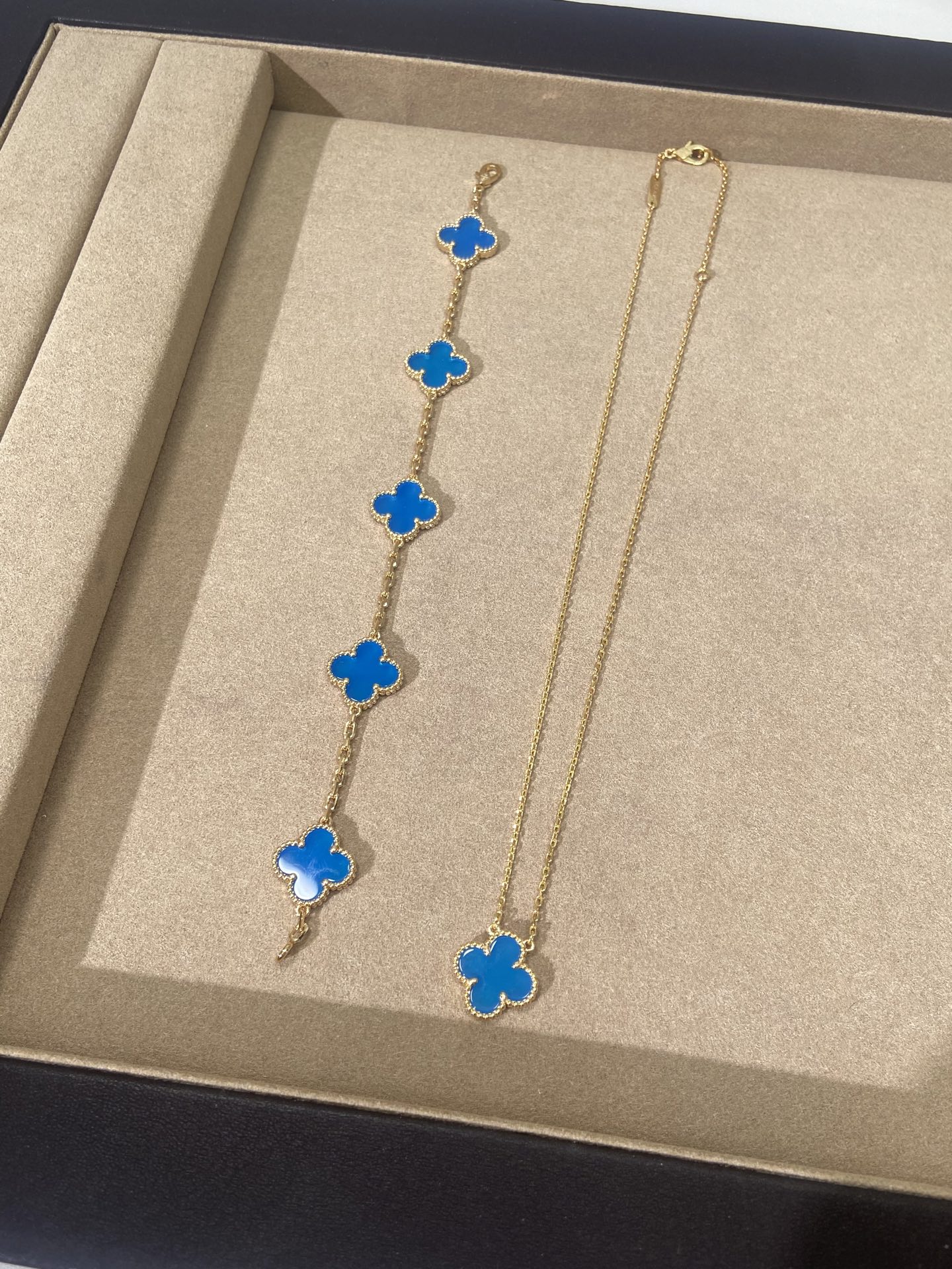 NO:634590,·Medium blue five-flower bracelet 88330, necklace 88230, necklace, bracelet, Cartier high-end jewelry19860909·中蓝五花手链88330,项链88230,,necklace,bracelet,卡迪亚高端饰品,Jewelry
