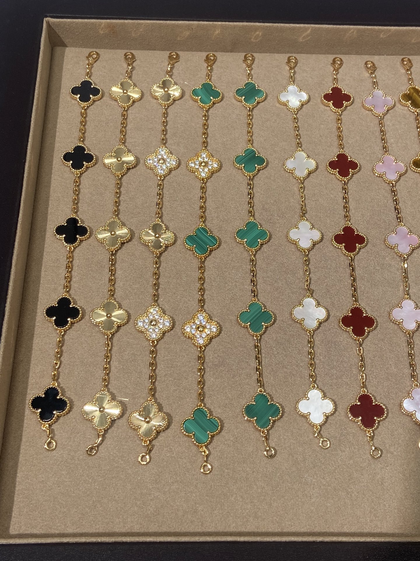 NO:634623,The upgraded version of the five-flower bracelet is an imported chain from Italy. The upgraded electroplating color and texture are closer to z!  Supports comparison of all versions on the market, bracelet, Cartier high-end jewelry19860909五花手链升级版意大利进口链条,电镀升级颜色质感更加接近z！支持货比市面所有版本,,bracelet,卡迪亚高端饰品,Jewelry