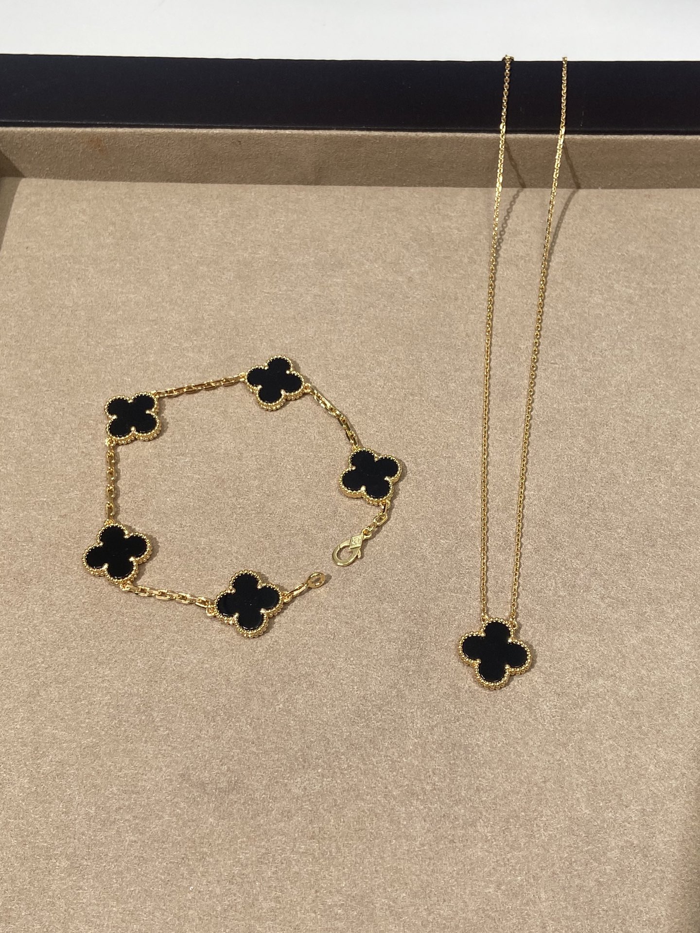 NO:634611,· Gold and black five-flower bracelet 88330, necklace 88230, necklace, bracelet, Cartier high-end jewelry19860909· 金黑五花手链88330,项链88230,,necklace,bracelet,卡迪亚高端饰品,Jewelry