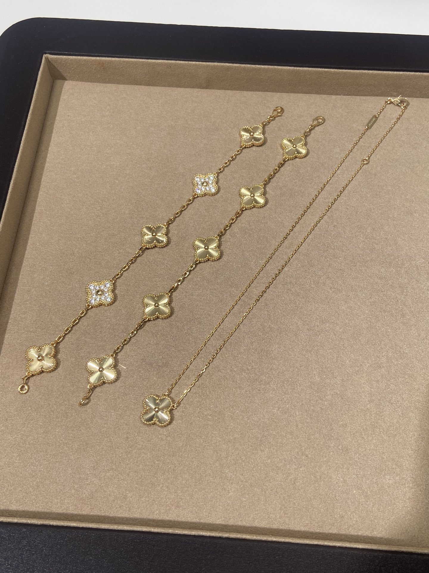 NO:634617,· Gold laser five-flowered 88350, necklace 88240, necklace, Cartier high-end jewelry19860909· 金镭射五花88350,项链88240,,necklace,卡迪亚高端饰品,Jewelry
