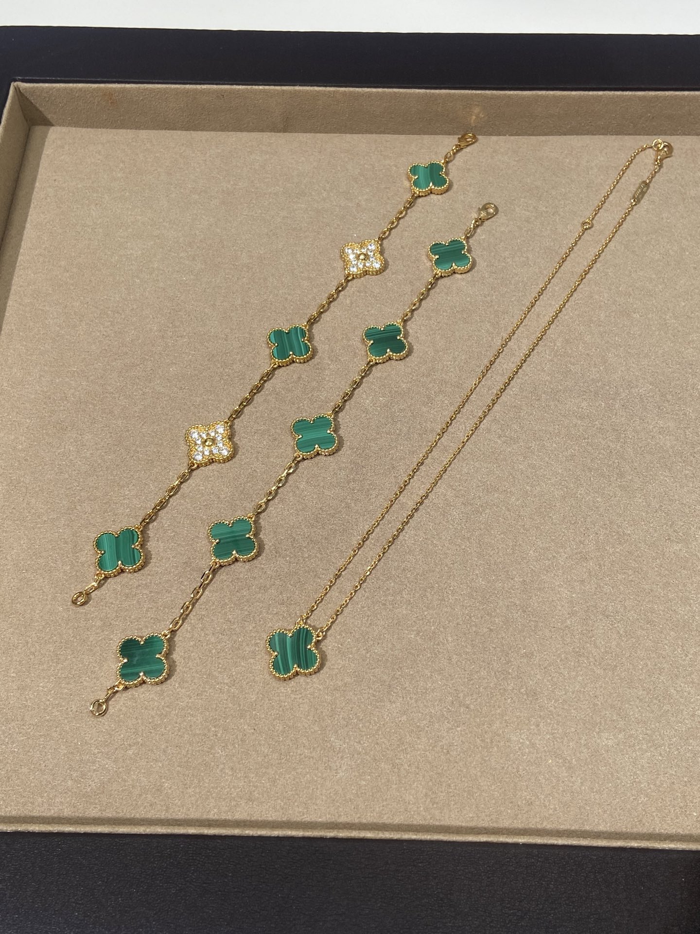 NO:634614,· Golden green, five-flower all-green 88420, five-flower diamond 88360, single flower 88240, Cartier high-end jewelry19860909· 金绿,五花全绿88420,五花间钻88360,单花88240,,卡迪亚高端饰品,Jewelry