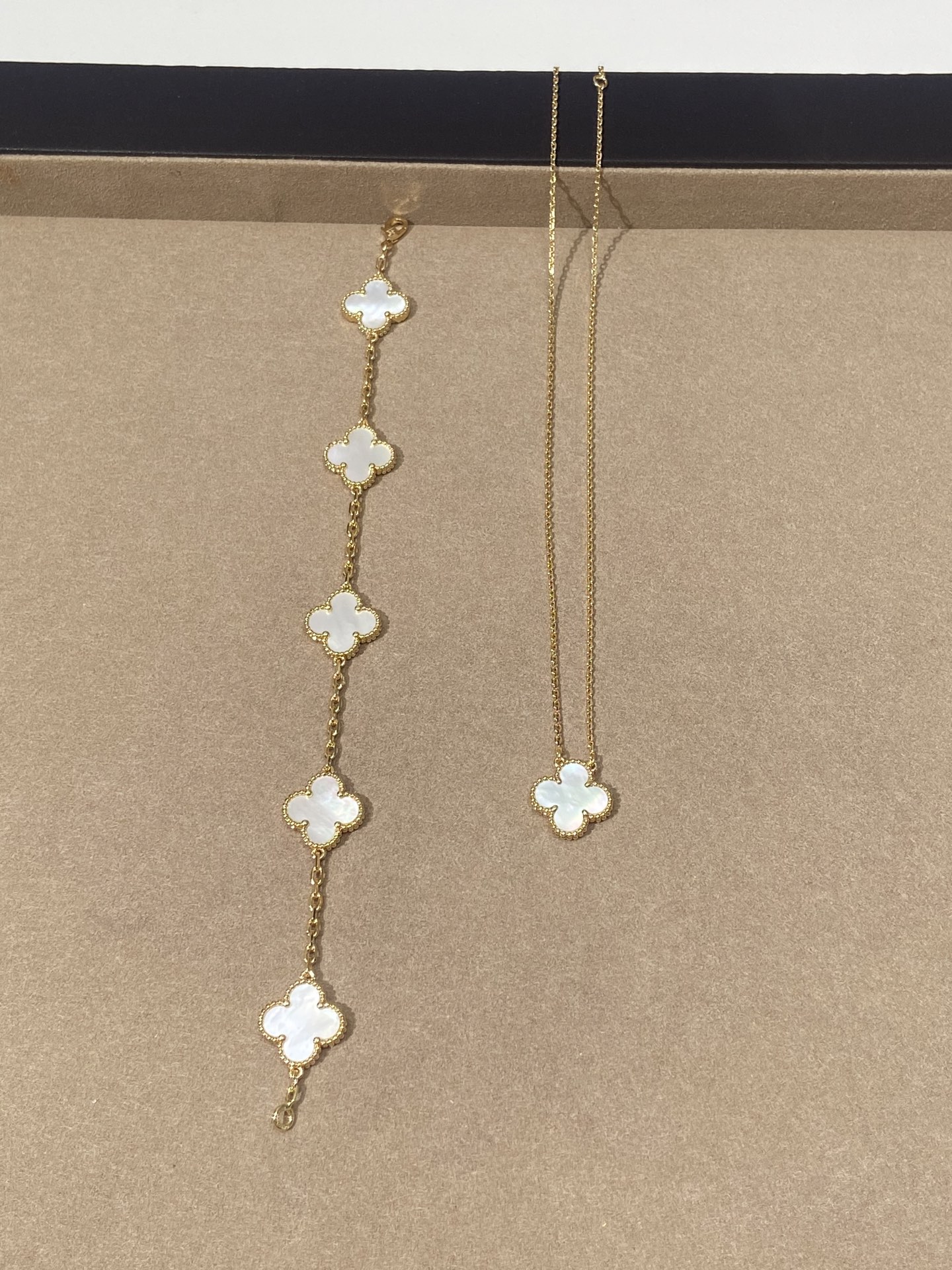 NO:634608,· Gold and white, five-flower bracelet 88330, single-flower necklace 88230, necklace, bracelet, Cartier high-end jewelry19860909· 金白,五花手链88330,单花项链88230,,necklace,bracelet,卡迪亚高端饰品,Jewelry