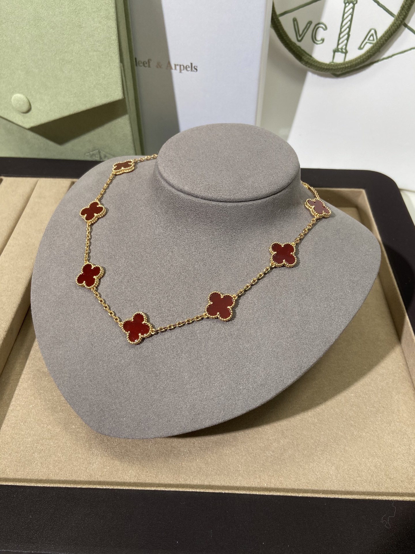 NO:635501,Carnelian Carnelian is like a cluster of burning flames, exuding enthusiasm and vitality. Its color is rich and mellow, adding a touch of warm style to the four-leaf clover. Wearing it will make you shine like the sun in the crowd and become the focus of attention. 88550, Cartier high-end jewelry19860909红玉髓款红玉髓如同一簇燃烧的火焰,散发着热情与活力.它的色泽浓郁醇厚,为四叶草增添了一抹热烈的风情,佩戴它,让你在人群中如骄阳般耀眼,成为目光的焦点.88550,,卡迪亚高端饰品,Jewelry