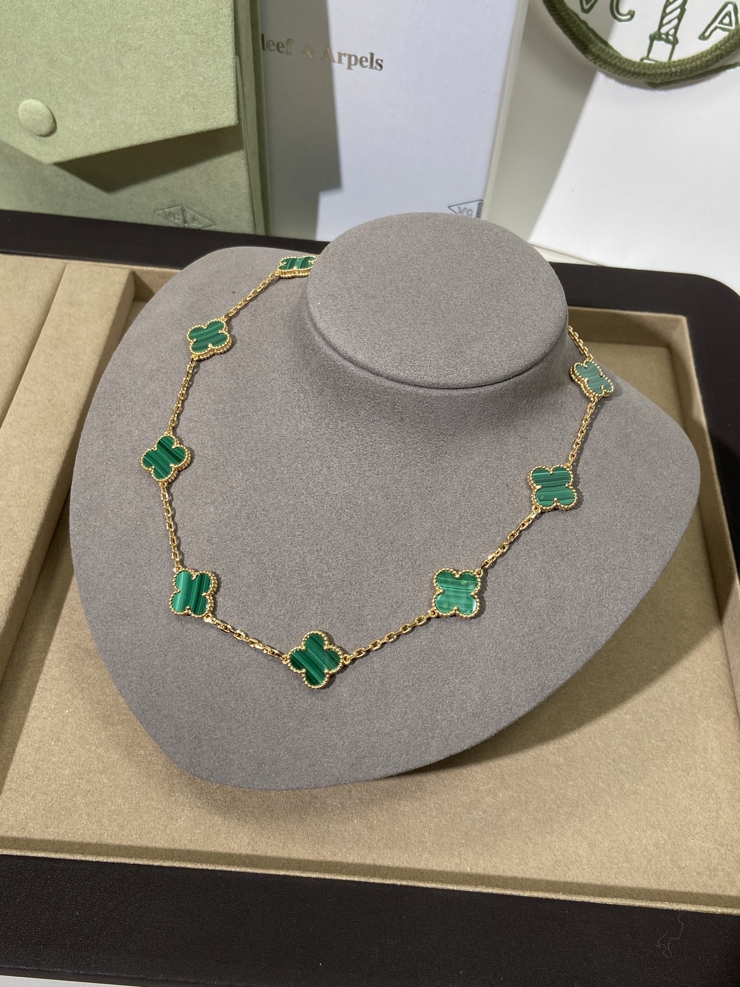 NO:634163,Luck blooms, the stars on your wrist,  The four-leaf clover and ten-flower necklace is a very popular item recently. This four-leaf clover and ten-flower necklace is not only a piece of jewelry, but also a symbol of luck and a beautiful sustenance. Whether you are on an important occasion or in your daily life, it can add a unique touch to your life.  Charm. Give it to yourself to reward yourself who works hard in life; give it to your loved one to convey full of love and blessings. Let this luck bloom forever on your wrist. And the unique metal color that is different from other brands allows you to get closer to him without any embarrassment.  Malachite Malachite has a unique texture, like a natural picture. It is full of vitality and full of the breath of nature. Wearing it allows you to be closely connected with nature and feel the vigorous power of life. 88600,,necklace,Cardia high-end jewelry19860909幸运绽放,腕间星河 , 四叶草十花项链,最近超火的一件单品.这条四叶草十花项链,不仅是一件饰品,更是一份幸运的象征,一份美好的寄托.无论你是在重要的场合,还是日常的生活中,它都能为你增添独特的魅力.将它送给自己,犒劳努力生活的自己；送给心爱的人,传递满满的爱意与祝福.让这份幸运,在你的腕间永恒绽放.而区别与别家的特有金属颜色,更能让你和他接近,而没有任何尴尬. 孔雀石款孔雀石有着独特的纹理,如同一幅天然的画卷.它生机勃勃,充满了大自然的气息,佩戴它,让你与自然紧密相连,感受生命的蓬勃力量.88600,,necklace,卡迪亚高端饰品,Jewelry