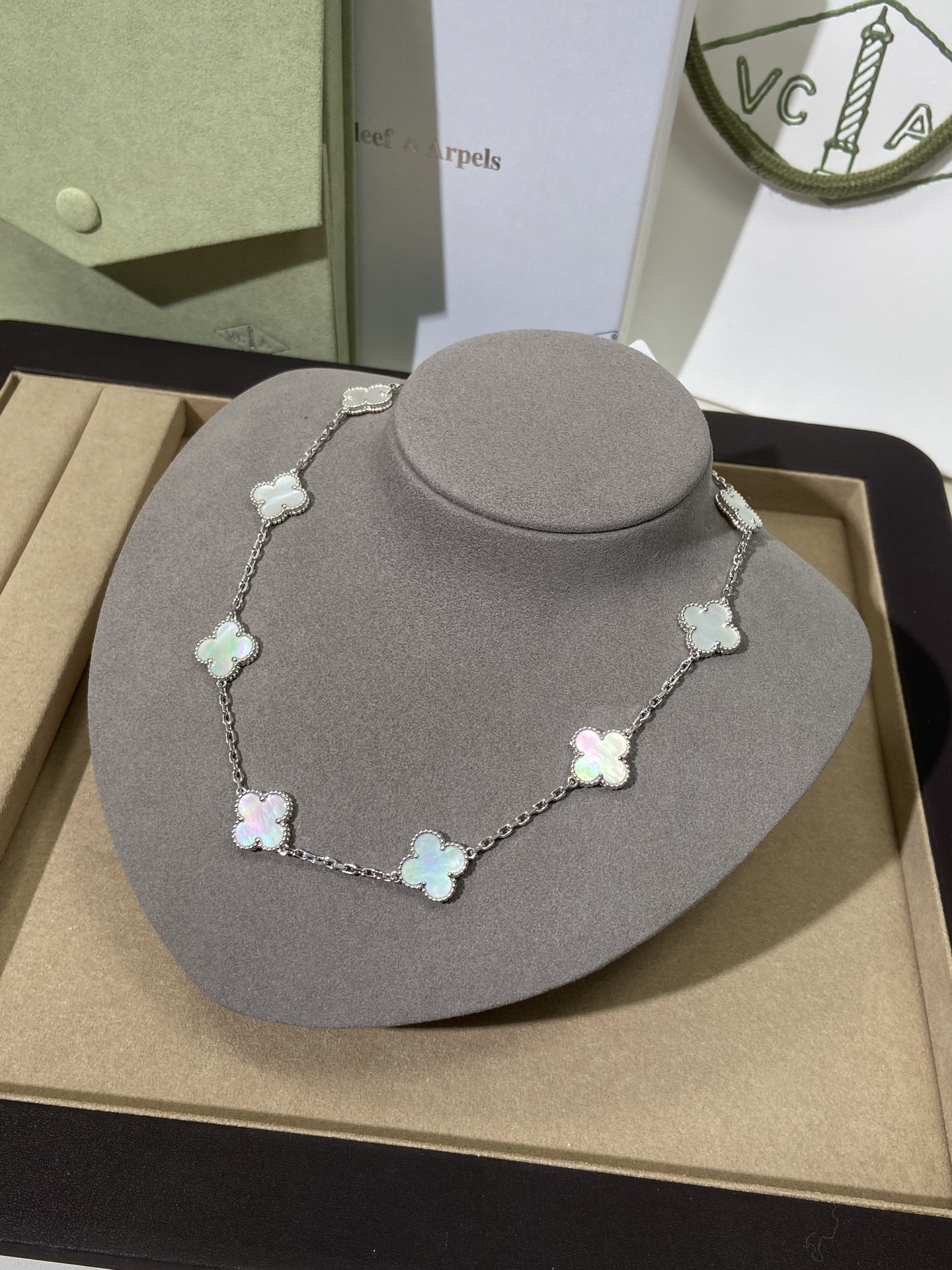 NO:105883,Lucky blooms, the galaxy on the wrist, the four-leaf clover ten-flower necklace, a popular item recently. This four-leaf clover ten-flower necklace is not only an ornament, but also a symbol of luck and a beautiful sustenance. Whether you are in important occasions or daily life, it can add unique charm to you. Give it to yourself and reward yourself who is working hard to live; give it to your loved ones to convey full of love and blessings. Let this luck bloom forever on your wrist. The unique metal color of the difference from other homes can make you closer to him without any embarrassment. The white mother-of-petal white mother-of-petal has a pearl-like soft luster, pure and elegant. It is like the mist in the morning, gently wrapping the lucky four-leaf clover, bringing you a fresh and refined temperament, showing gentleness and agility. The jewelry quality, necklace19860909幸运绽放,腕间星河 , 四叶草十花项链,最近超火的一件单品.这条四叶草十花项链,不仅是一件饰品,更是一份幸运的象征,一份美好的寄托.无论你是在重要的场合,还是日常的生活中,它都能为你增添独特的魅力.将它送给自己,犒劳努力生活的自己；送给心爱的人,传递满满的爱意与祝福.让这份幸运,在你的腕间永恒绽放.而区别与别家的特有金属颜色,更能让你和他接近,而没有任何尴尬 白贝母款白贝母有着珍珠般柔和的光泽,纯净而优雅.它如同清晨的薄雾,轻柔地包裹着幸运的四叶草,为你带来清新脱俗的气质,尽显温婉与灵动.,饰品精品,necklace,Jewelry