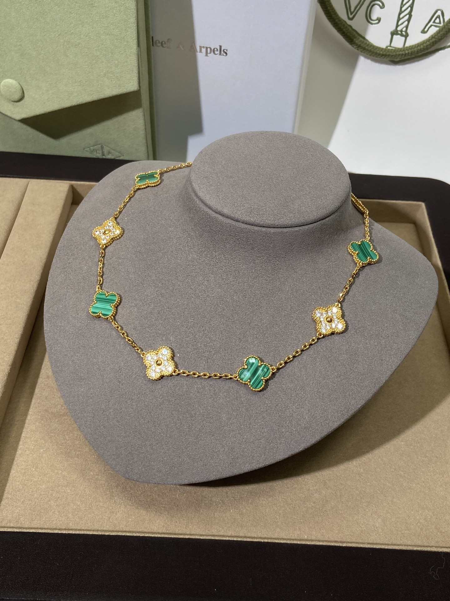 NO:634147,Luck blooms, the stars on your wrist,  The four-leaf clover and ten-flower necklace is a very popular item recently. This four-leaf clover and ten-flower necklace is not only a piece of jewelry, but also a symbol of luck and a beautiful sustenance. Whether you are on an important occasion or in your daily life, it can add unique charm to you. Give it to yourself and reward yourself.  You who live hard; give it to your loved one, conveying full love and blessings. Let this luck bloom forever in your wrist. And the unique metal color that is different from other brands allows you to get closer to him without any embarrassment. 88600, necklace, Cartier high-end jewelry19860909幸运绽放,腕间星河 , 四叶草十花项链,最近超火的一件单品.这条四叶草十花项链,不仅是一件饰品,更是一份幸运的象征,一份美好的寄托.无论你是在重要的场合,还是日常的生活中,它都能为你增添独特的魅力.将它送给自己,犒劳努力生活的自己；送给心爱的人,传递满满的爱意与祝福.让这份幸运,在你的腕间永恒绽放.而区别与别家的特有金,属颜色,更能让你和他接近,而没有任何尴尬,88600,,necklace,卡迪亚高端饰品,Jewelry