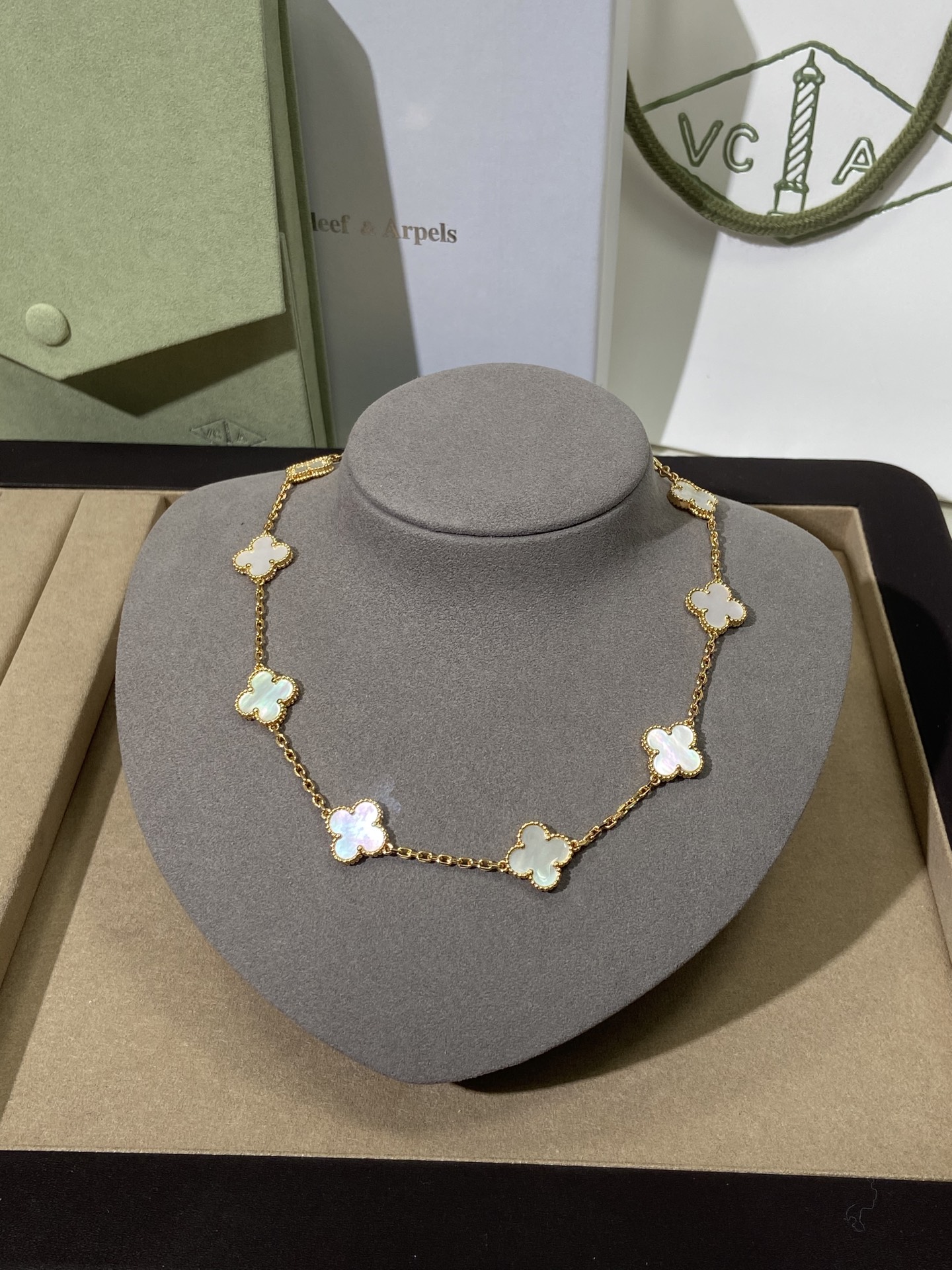 NO:105886,The white fritillaria style has a pearl-like soft luster, pure and elegant. It is like the mist in the morning, gently wrapping the lucky four-leaf clover, bringing you a fresh and refined temperament, showing gentleness and agility. The jewelry is exquisite19860909白贝母款白贝母有着珍珠般柔和的光泽,纯净而优雅.它如同清晨的薄雾,轻柔地包裹着幸运的四叶草,为你带来清新脱俗的气质,尽显温婉与灵动.,饰品精品,Jewelry